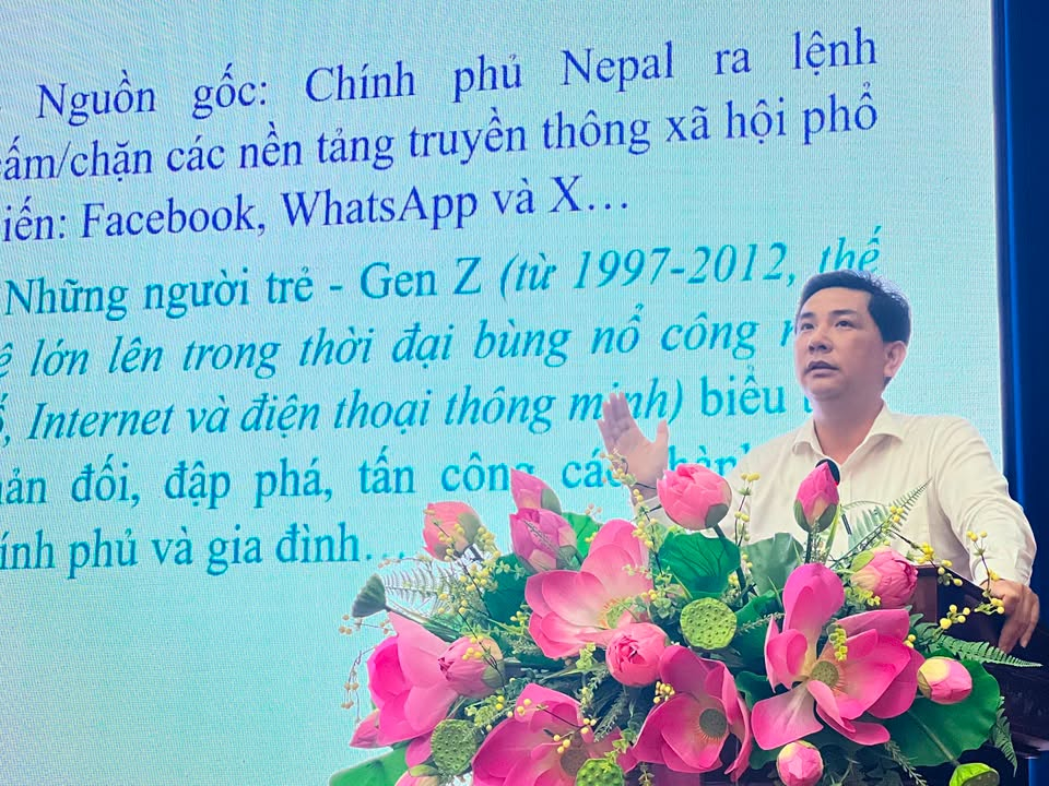 Có thể là hình ảnh về văn bản cho biết 'ra lệnh Nguồn gốc: Chính phủ Nepal ấm/chặn chặn các nền tảng truyên thông xã hội phố iến: Facebook, WhatsApp va X... Những người trẻ- Gen Z (từ 1997-2012, thế lớn lên trong thời đại bùng nổ công Internet và điên thoại thông minh) biêu ản đối, đập phá, tấn côn~ ca ính phủ và gia đình'