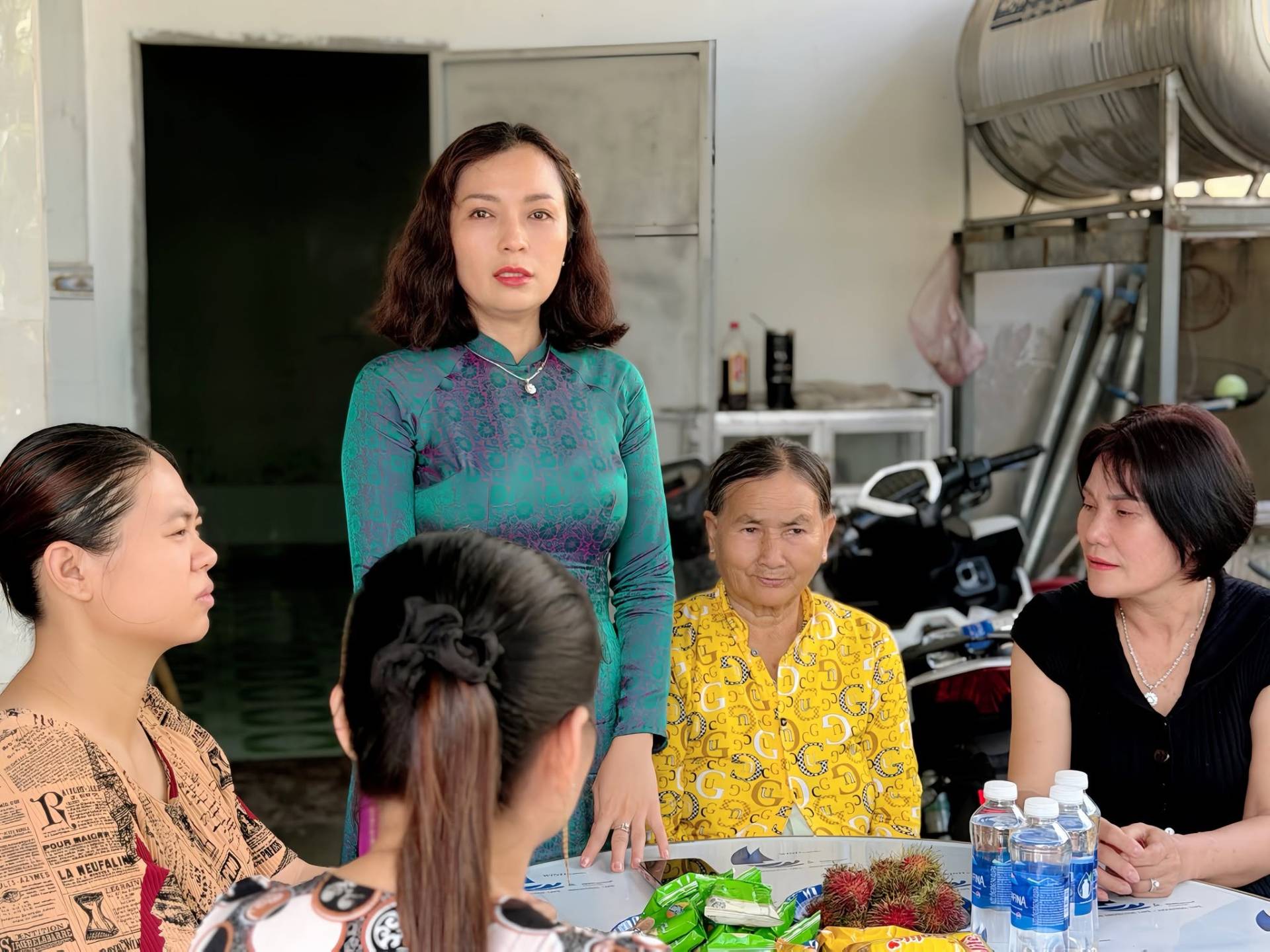 Có thể là hình ảnh về một hoặc nhiều người và tóc tết