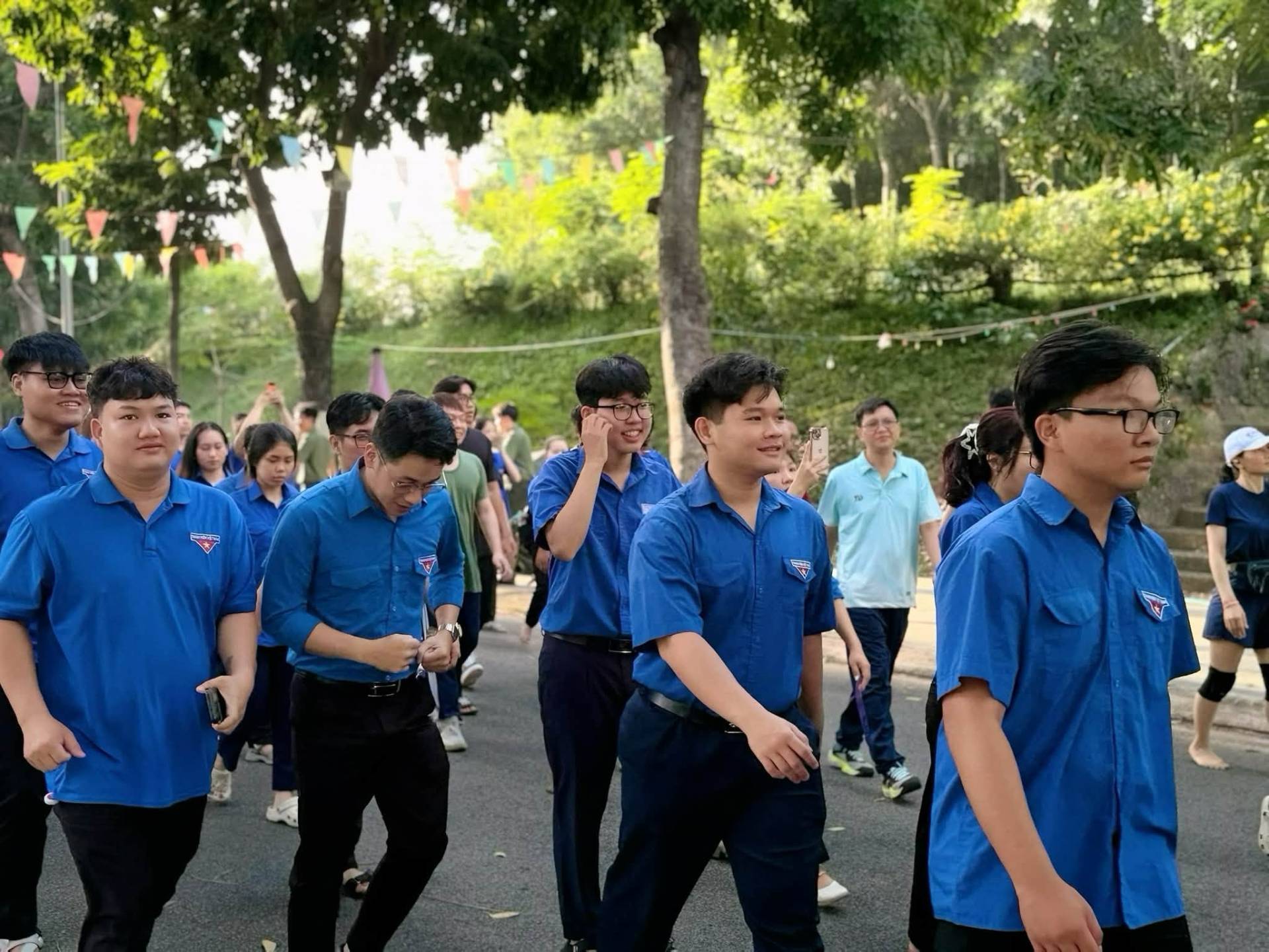 Có thể là hình ảnh về một hoặc nhiều người và cây