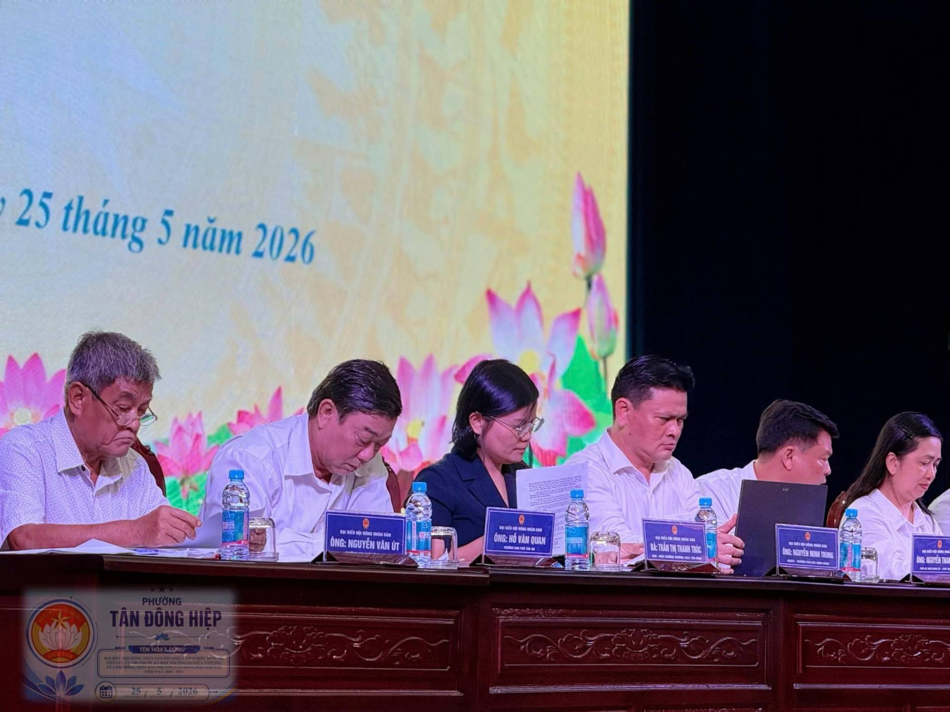 Có thể là hình ảnh về một hoặc nhiều người, cái bục và văn bản