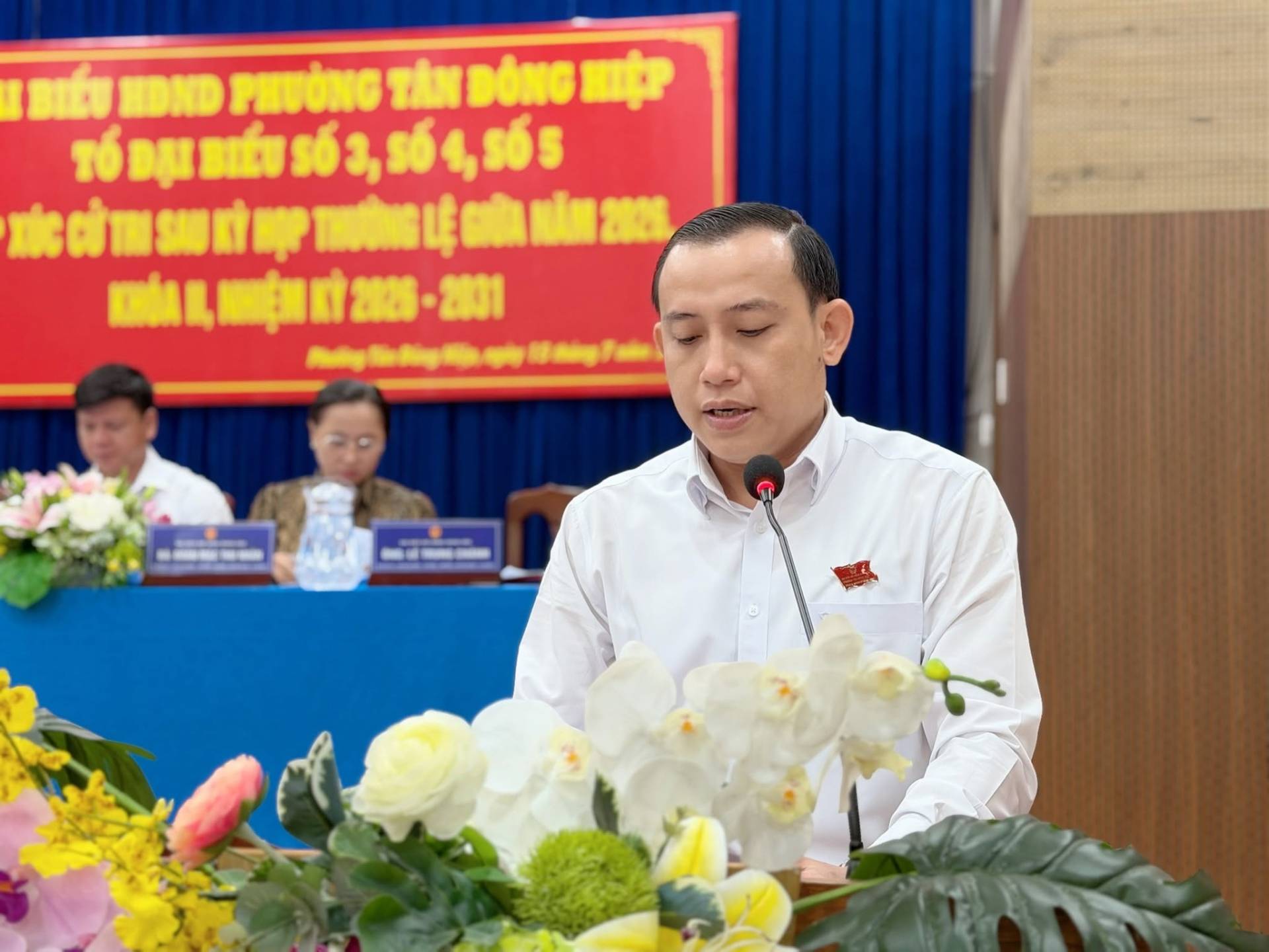 Có thể là hình ảnh về cái bục và văn bản
