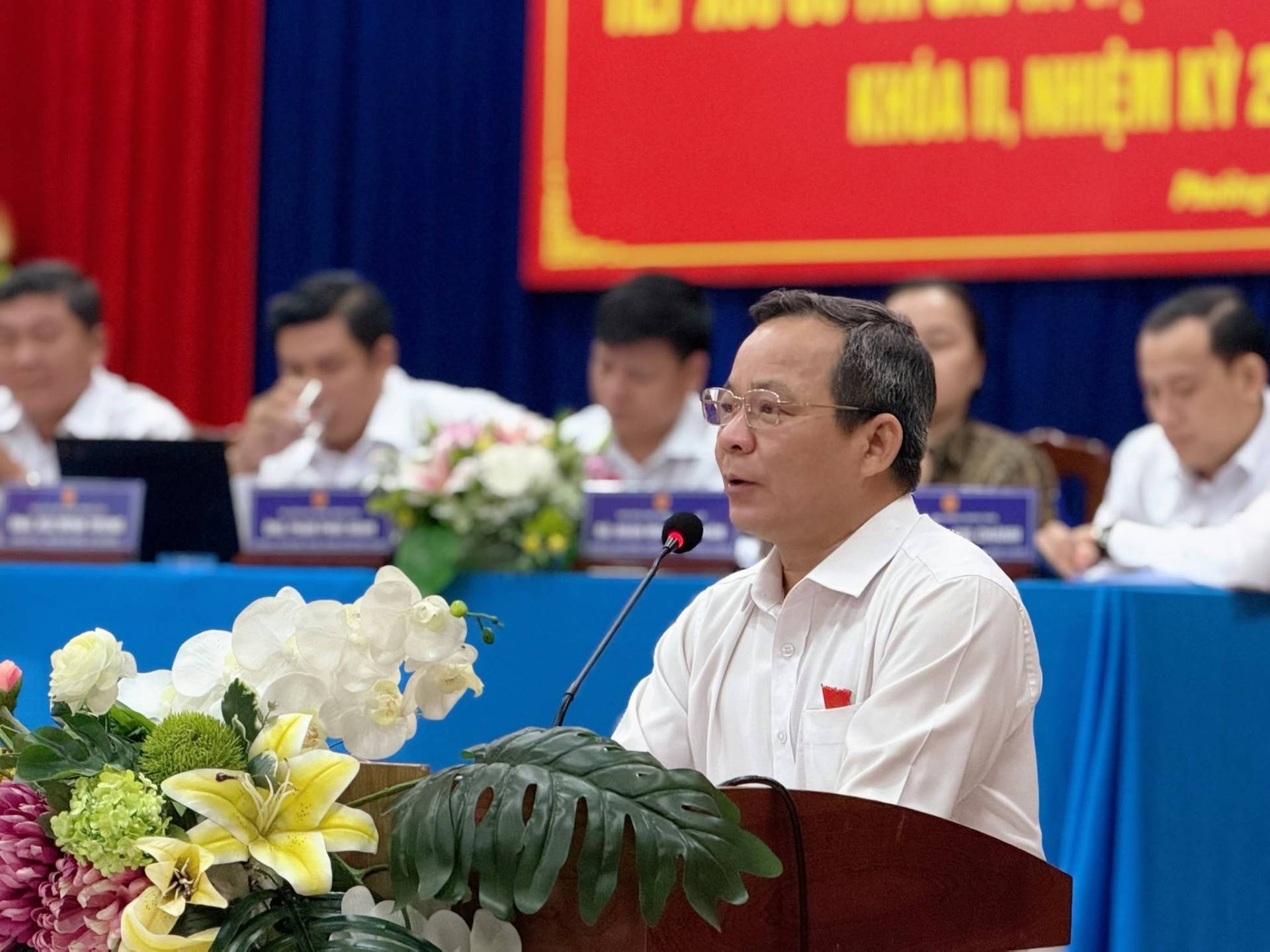Có thể là hình ảnh về cái bục và văn bản