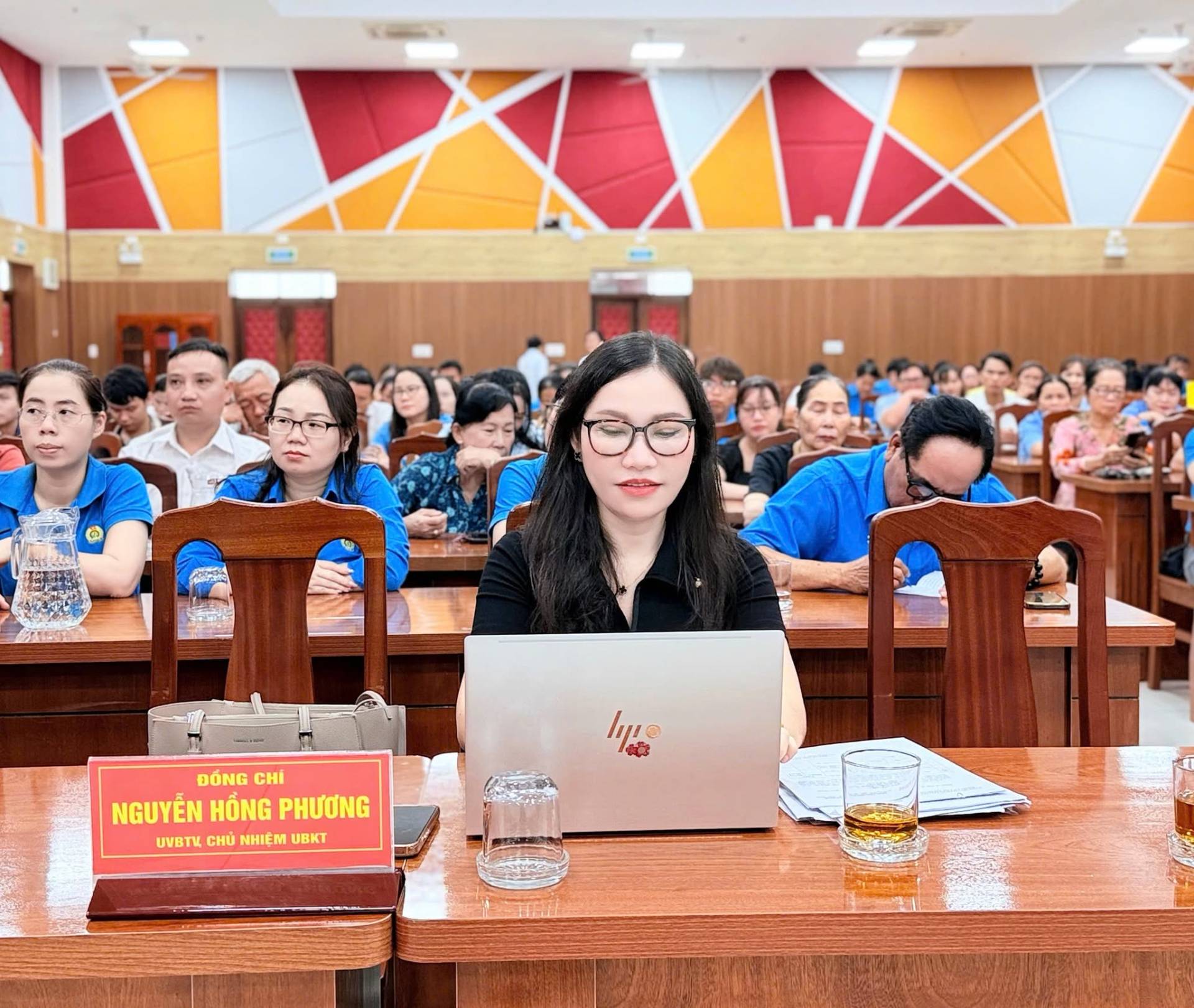Có thể là hình ảnh về một hoặc nhiều người, mọi người đang học, cái bục, phòng tin tức và văn bản