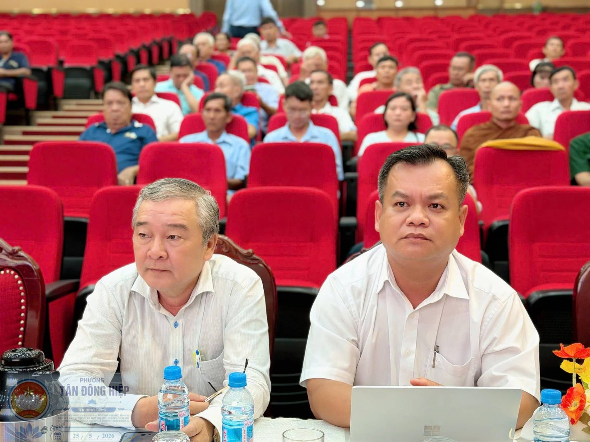Có thể là hình ảnh về một hoặc nhiều người và văn bản