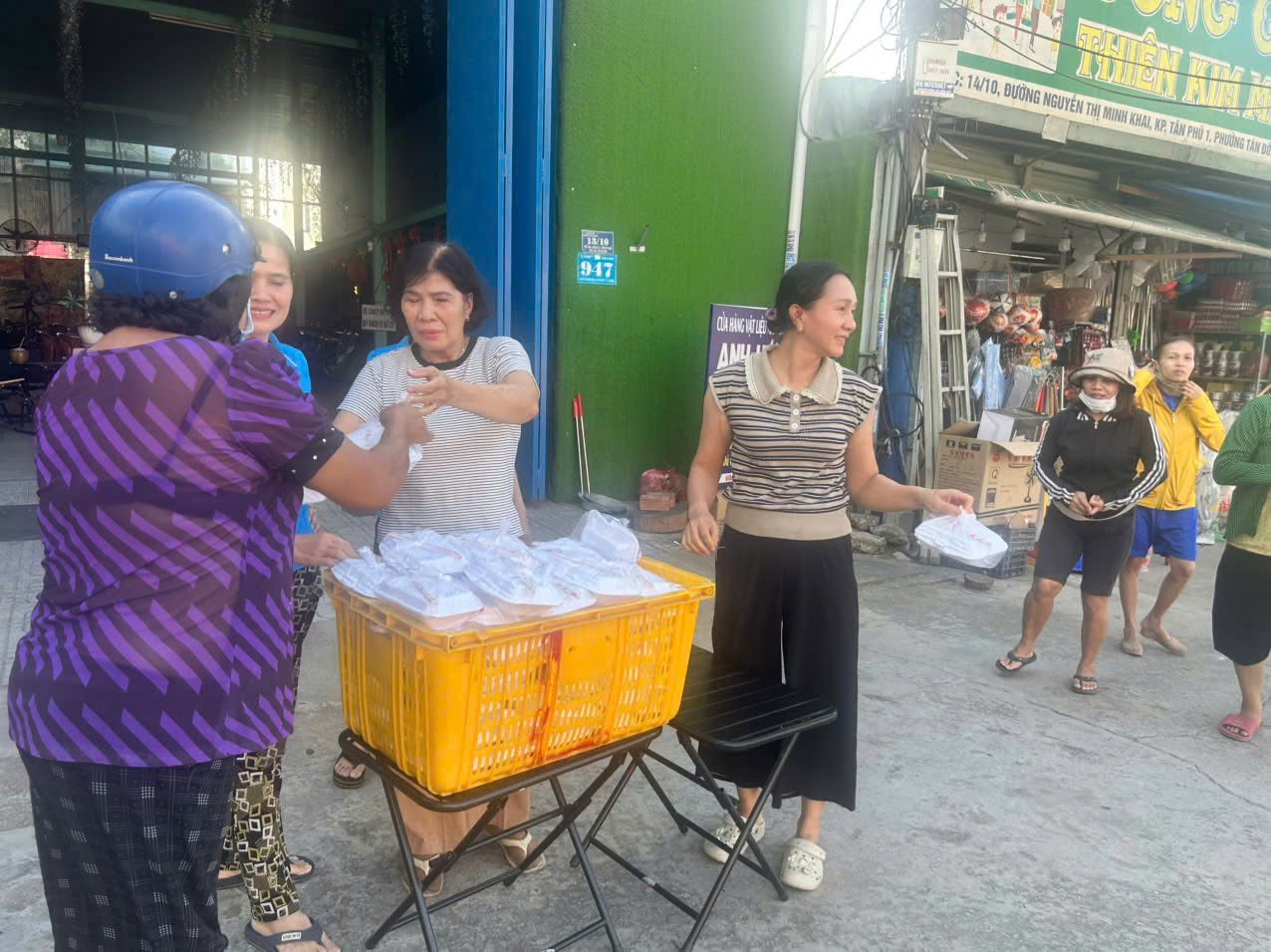 C&oacute; thể l&agrave; h&igrave;nh ảnh về một hoặc nhiều người v&agrave; văn bản