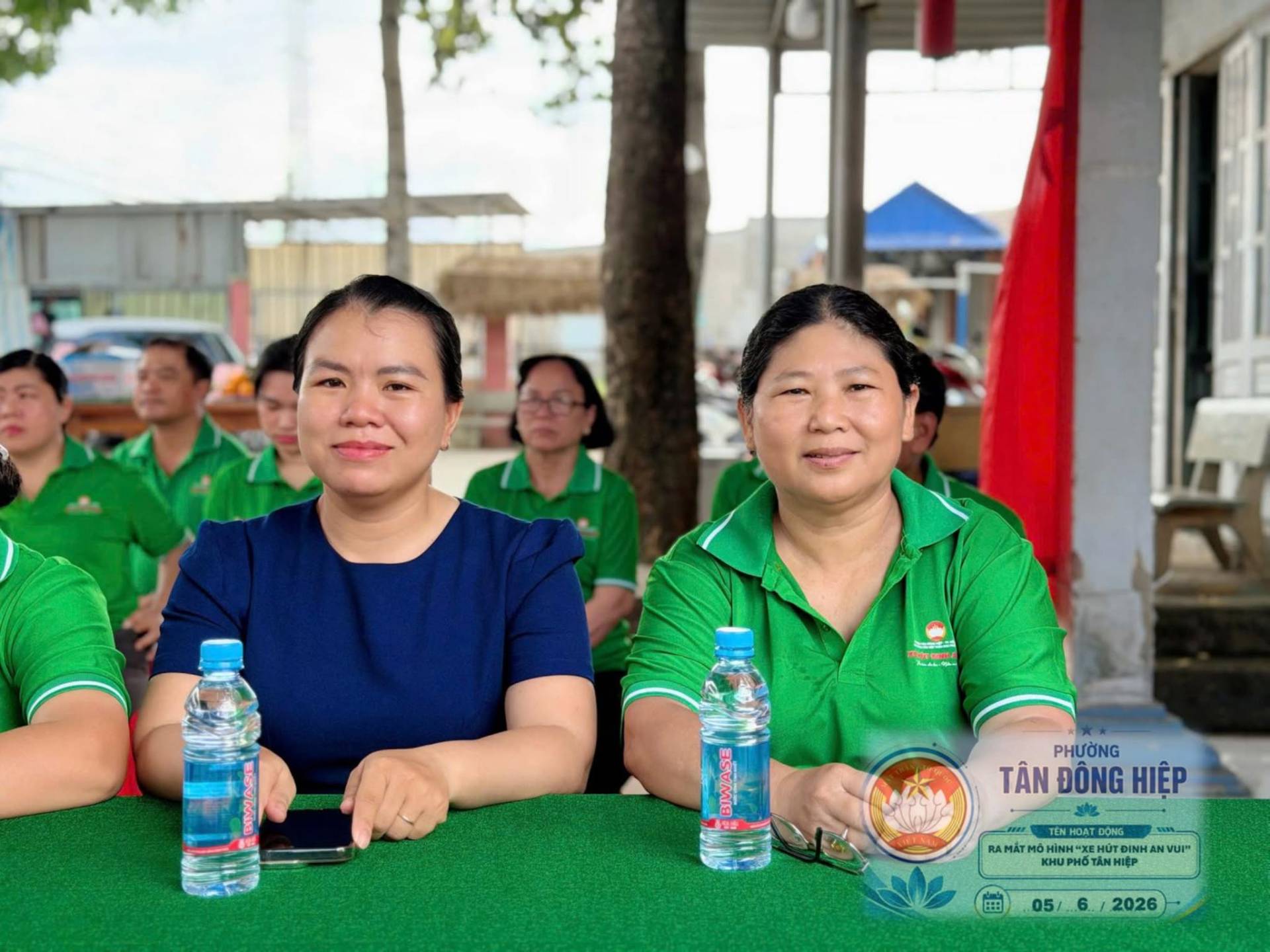 Có thể là hình ảnh về một hoặc nhiều người và văn bản
