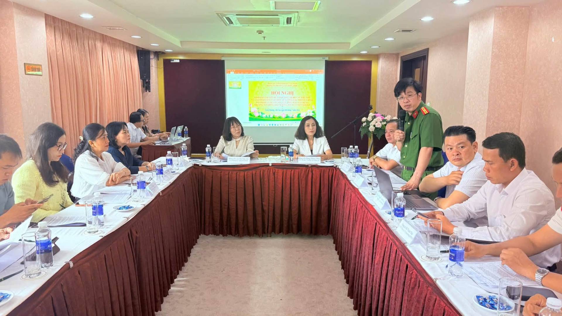 Có thể là hình ảnh về một hoặc nhiều người, mọi người đang học, bàn và văn bản