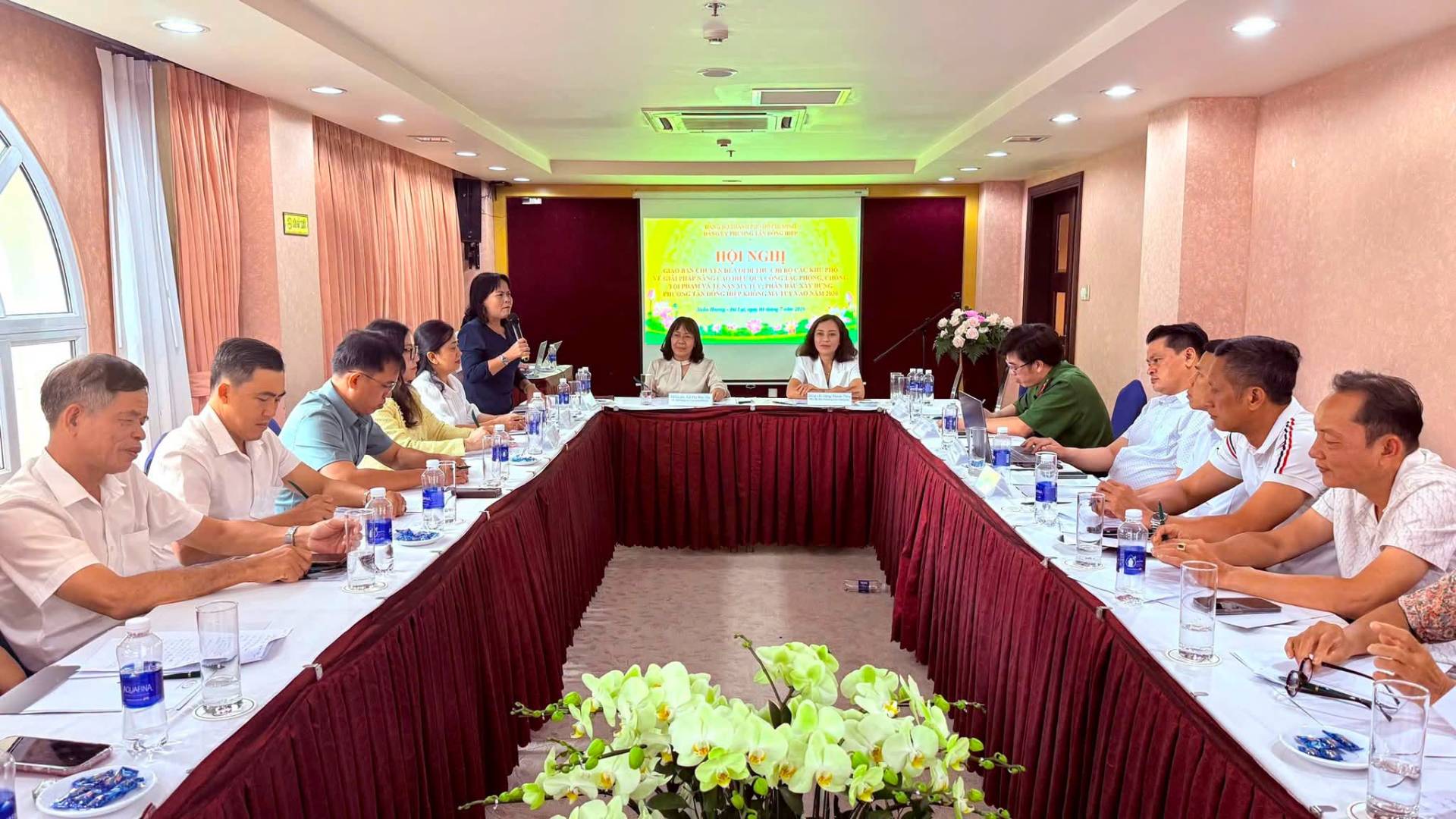 Có thể là hình ảnh về một hoặc nhiều người, bàn, cái bục và văn bản