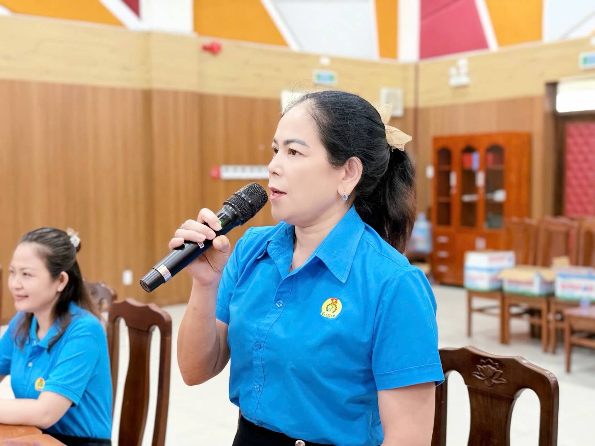 Có thể là hình ảnh về một hoặc nhiều người và văn bản