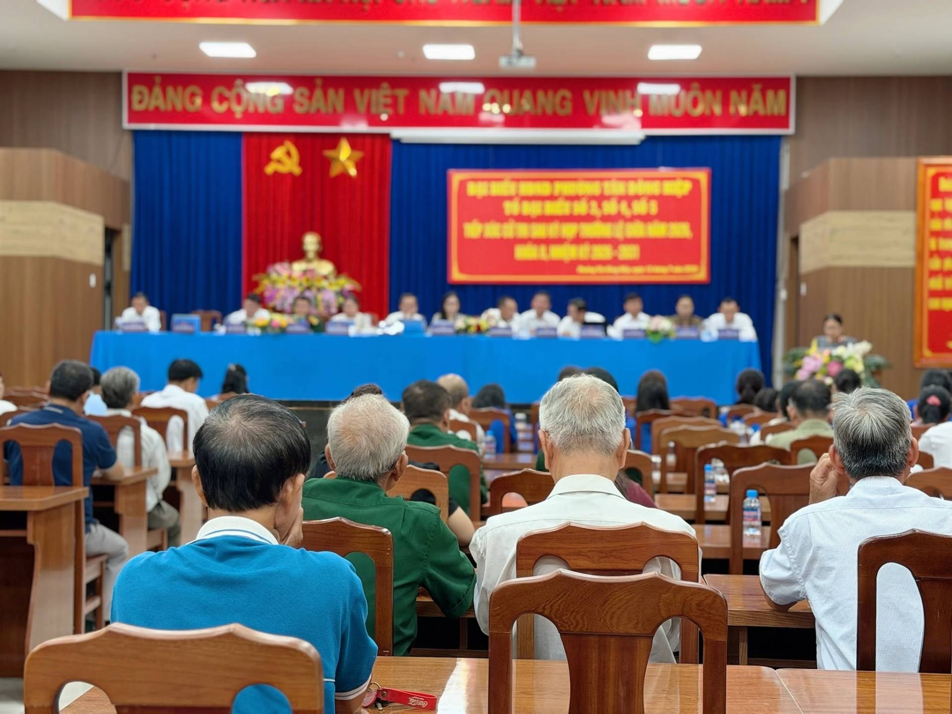 Có thể là hình ảnh về cái bục và văn bản