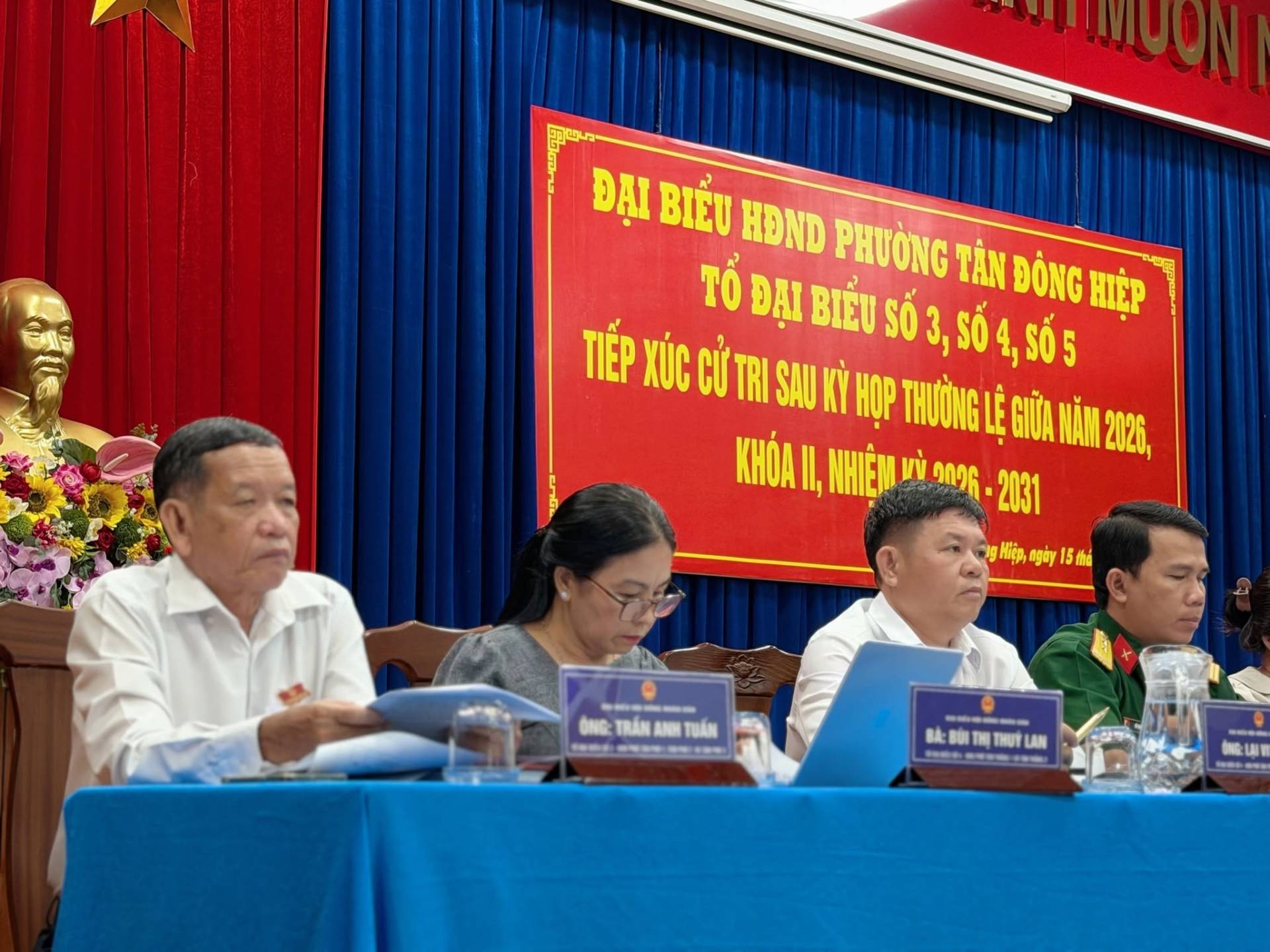 Có thể là hình ảnh về một hoặc nhiều người và văn bản cho biết 'ION ĐẠI ΒΙέυ HDND PHƯỜNG TÂN ĐỒNG HIỆP TỔ ĐẠI πιέρ χύς CỦ SỐ 3, SỐ 4, 4,SỐ5 TRI ๋ SAU K' HOP THƯỜNGLE ต NĂM 2026, KHÓA II, NHIỆN NÀ 2096-2031 മറാട്. 2031 ghiayagoy15mi Hiệp, ngày 5m品 ÔNG: TRÂN SM ONC:TRANAATUẨN ANIH TUẨN BÁ: UITI THUY LAN'