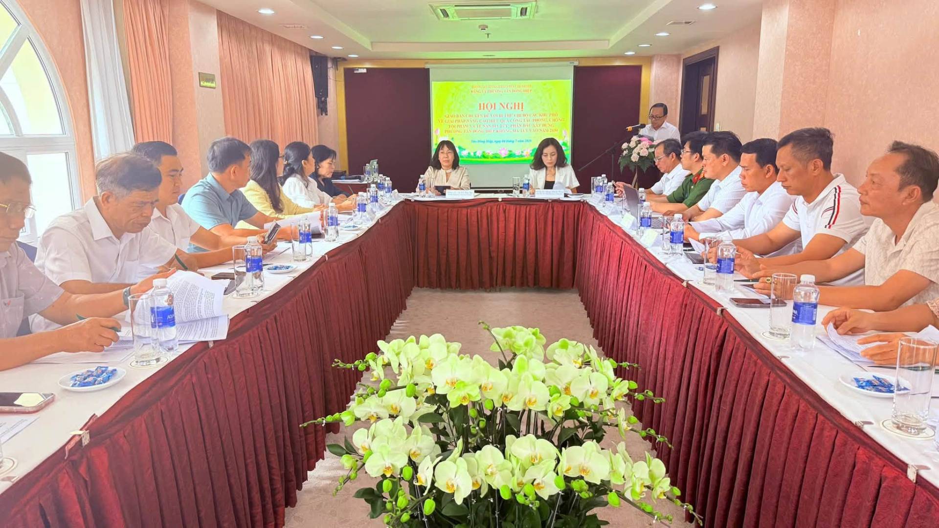 Có thể là hình ảnh về bàn, cái bục và văn bản