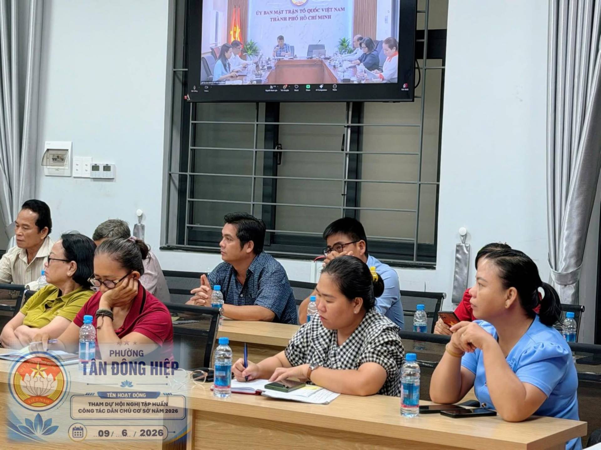 Có thể là hình ảnh về một hoặc nhiều người, mọi người đang học và văn bản