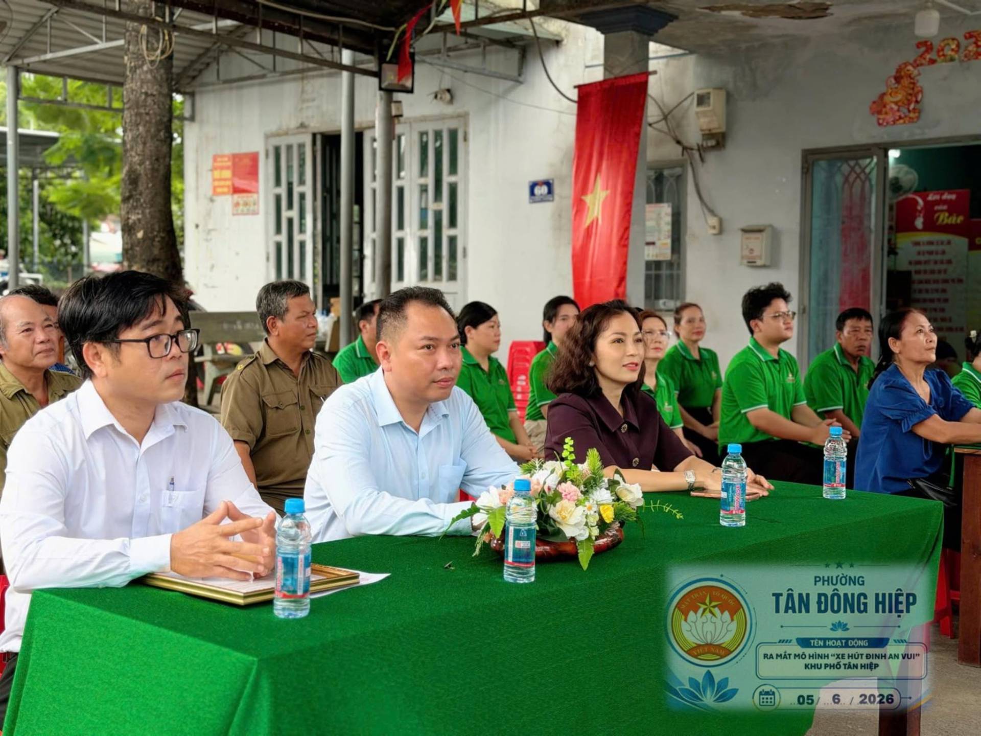 Có thể là hình ảnh về một hoặc nhiều người và văn bản