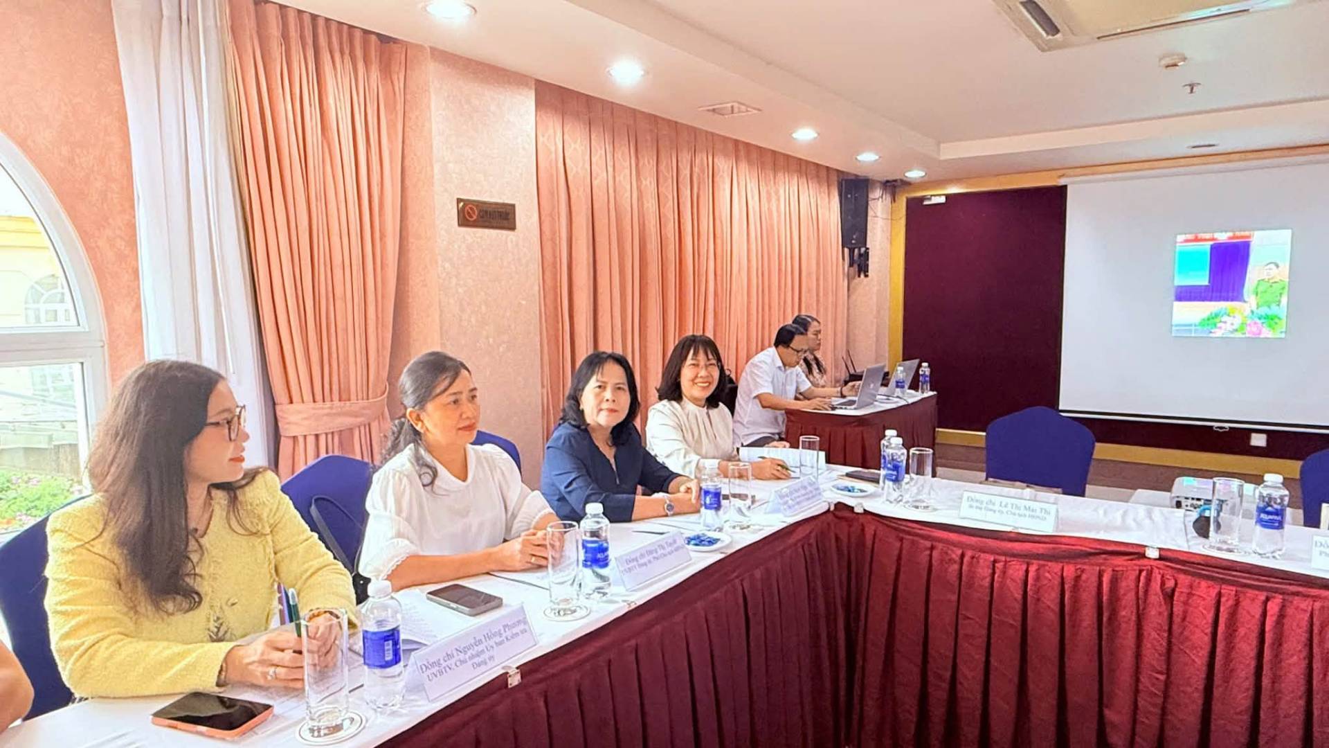 Có thể là hình ảnh về một hoặc nhiều người, mọi người đang học, bàn và văn bản