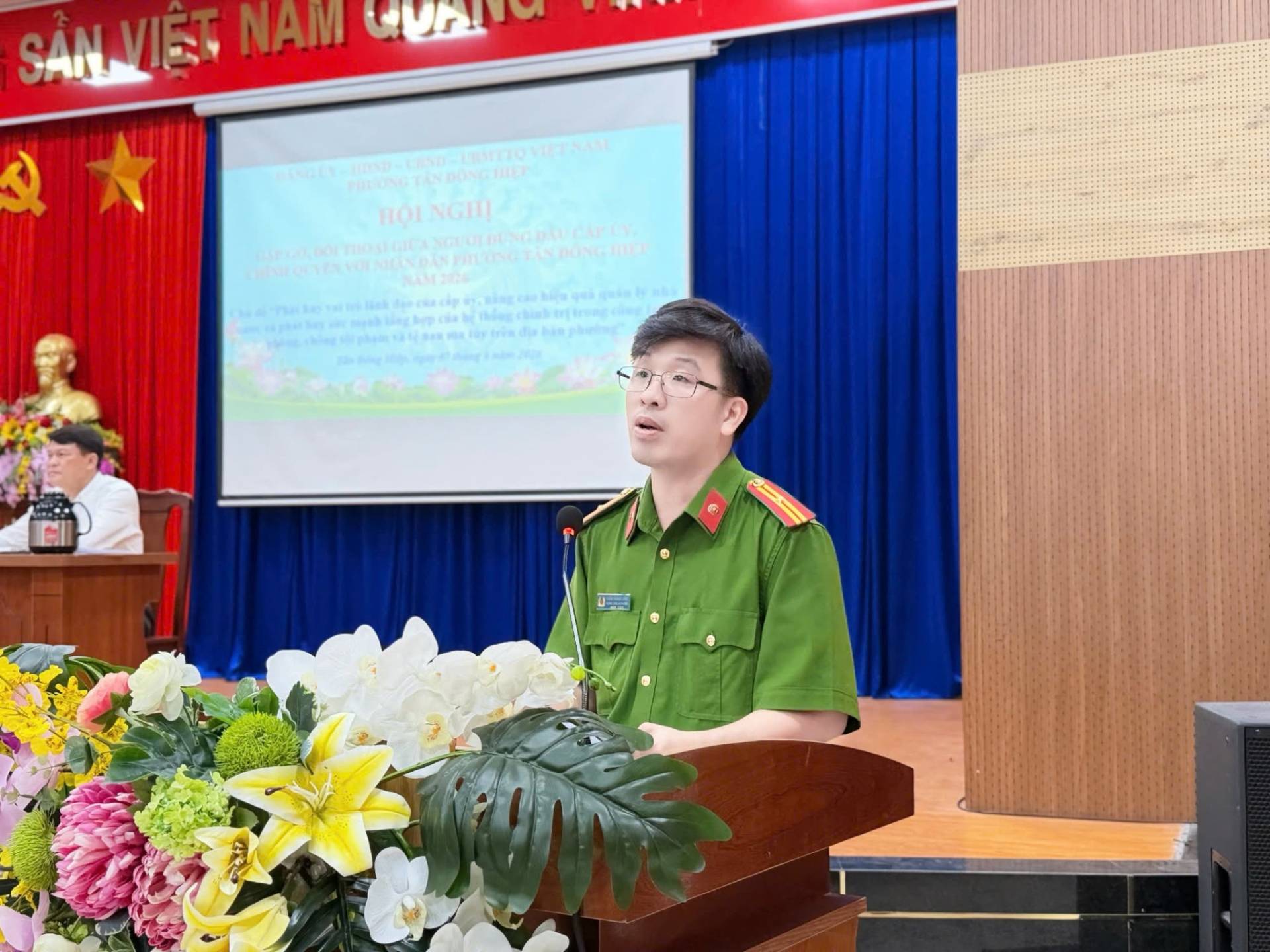 Có thể là hình ảnh về cái bục và văn bản