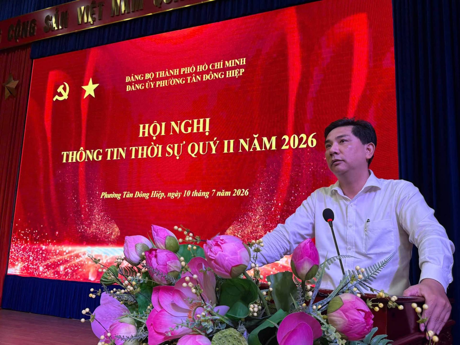 Có thể là hình ảnh về văn bản cho biết 'HO 1ỒCHÍ CHÍ MINH DẮNG BỌ OGE TH NH PHO DÀNG PHU ÒNG TÂN ĐỒNG HIỆP HỘI NGHỊ THÔNG TIN THỜI SỰ QUÝ II NĂM 2026 Phường Tân Dông Hiệp, n 10 tháng năm 2026'