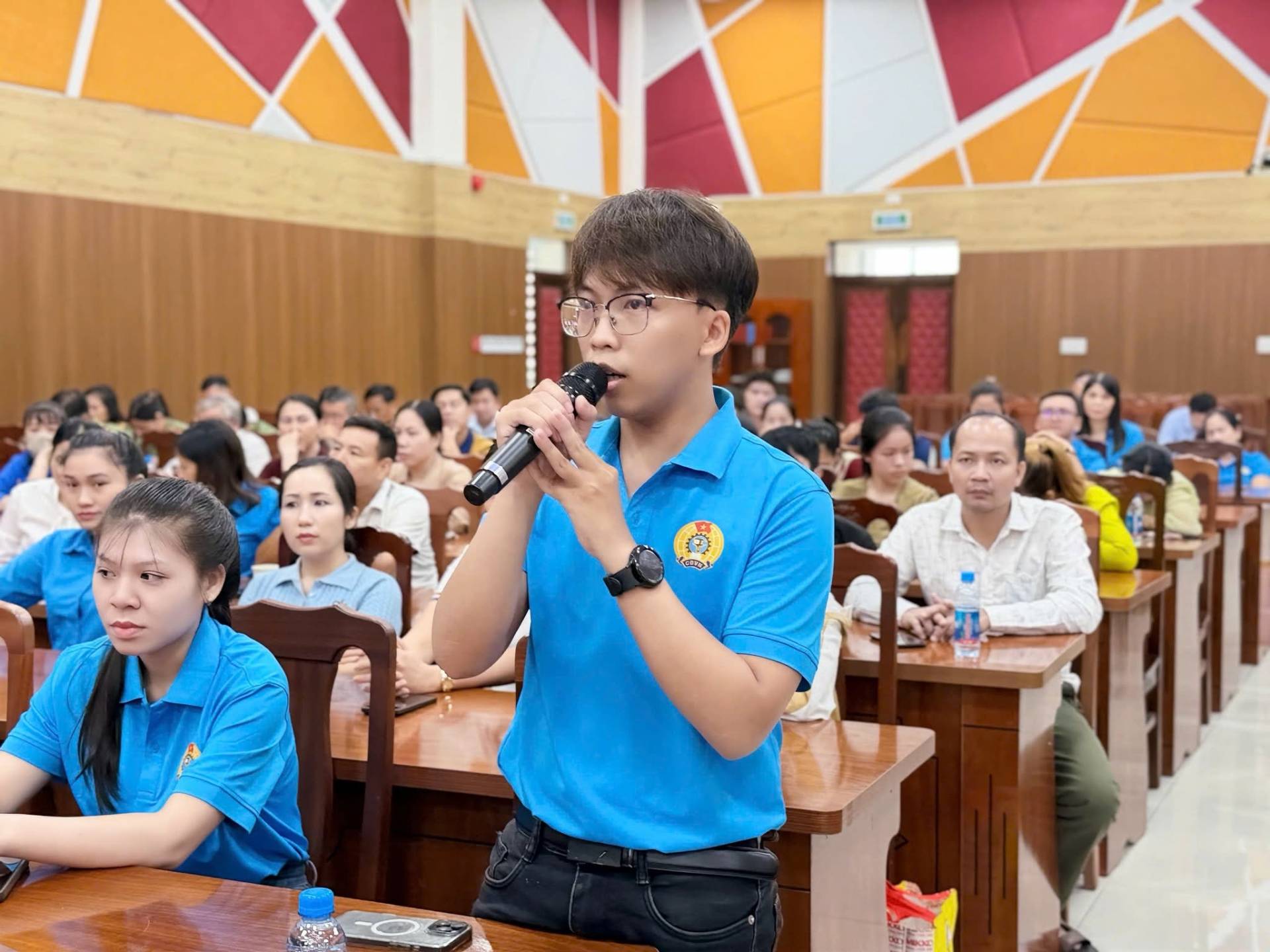 Có thể là hình ảnh về một hoặc nhiều người và văn bản