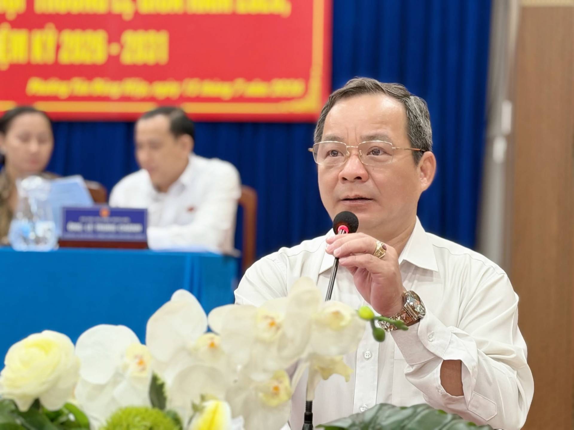 Có thể là hình ảnh về cái bục và văn bản