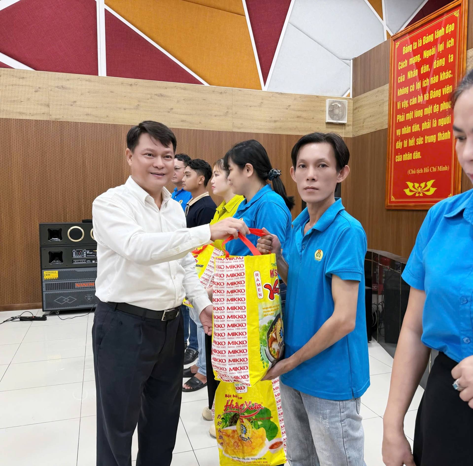Có thể là hình ảnh về một hoặc nhiều người và văn bản