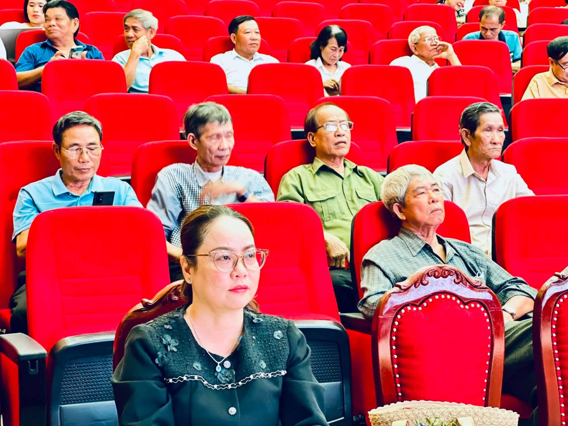 Có thể là hình ảnh về một hoặc nhiều người và đám đông