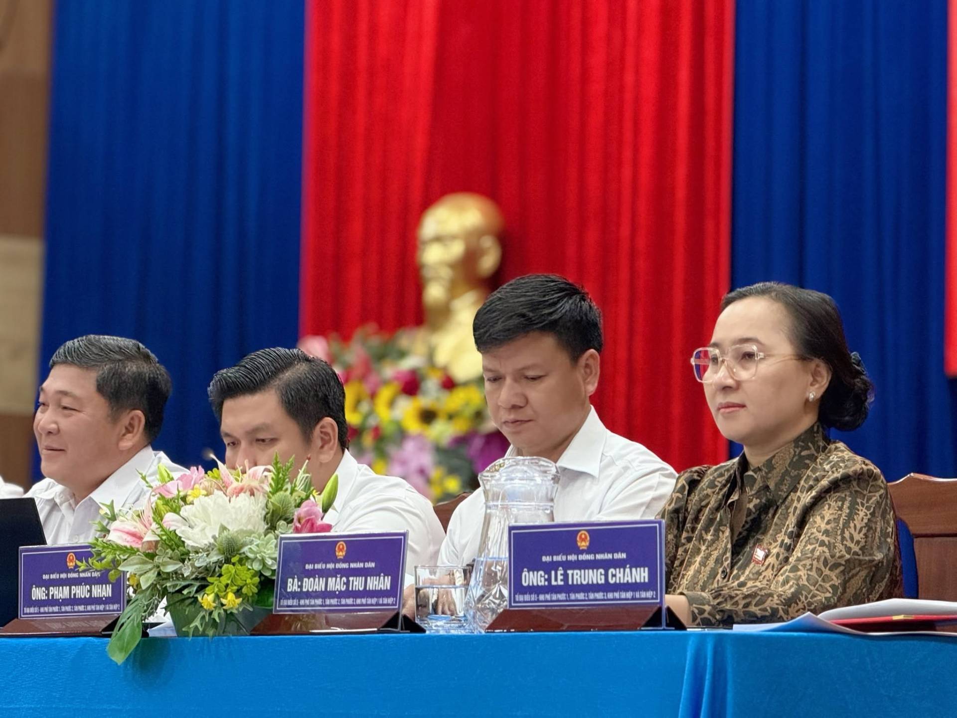 Có thể là hình ảnh về một hoặc nhiều người, cái bục và văn bản