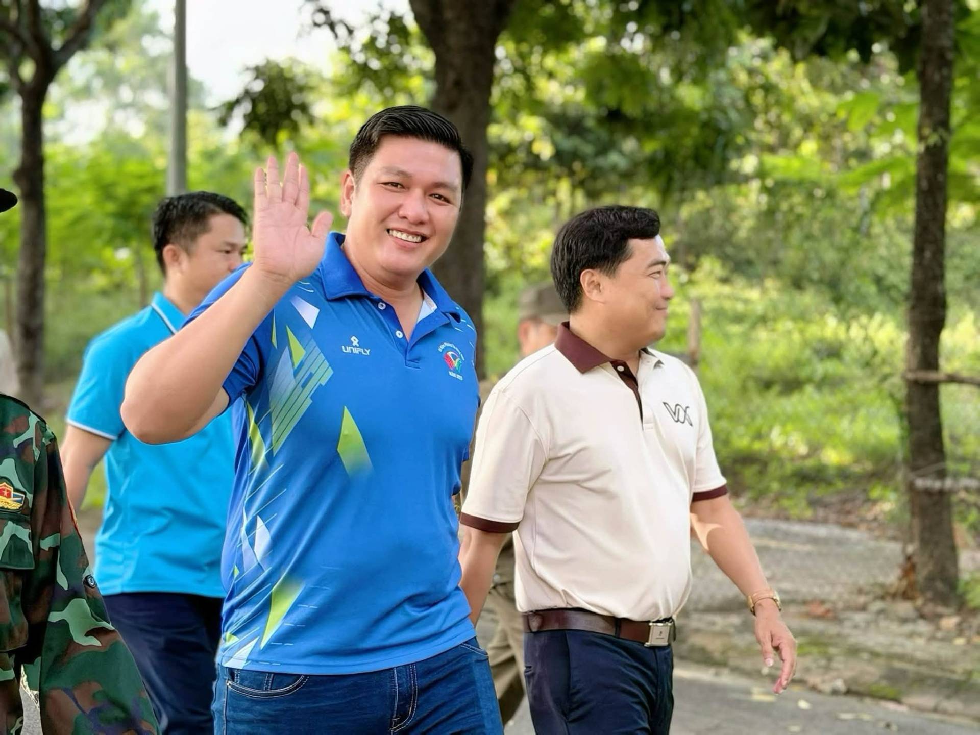 Có thể là hình ảnh về một hoặc nhiều người và văn bản