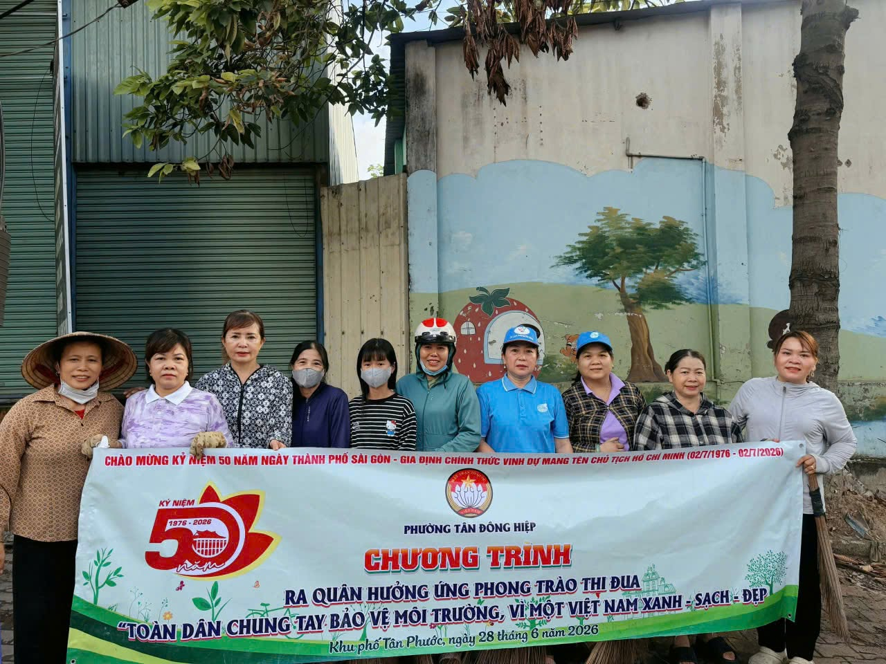 Có thể là hình ảnh về một hoặc nhiều người và văn bản cho biết 'Ky MIỆM CHÀO MỪNG κy NIỆM 50 NĂM NGÀY THÀNH PHO SAI GÓN GIA ΘΙΝΗ CHINH THỨC VINH อ MAN TÊN cHu TEH NO O CHE MINH 02/7/1976 02012026) 1976 2028 PHƯỞNG TÂN ĐÔNG HIỆP CHƯƠNG TRINH RA QUÂN HƯỞNG ỨNG PHONG TRÀO THI DUA MỘT VIỆT NAM XANH SACH -SACH=DẸP ĐẸP "TOÀNDÂN CHỮNG -TA BẢOV VỆ MÔI TRƯỜNG, KhuphốTânPhưốcngày 28 thắng năm năm2026 2026'