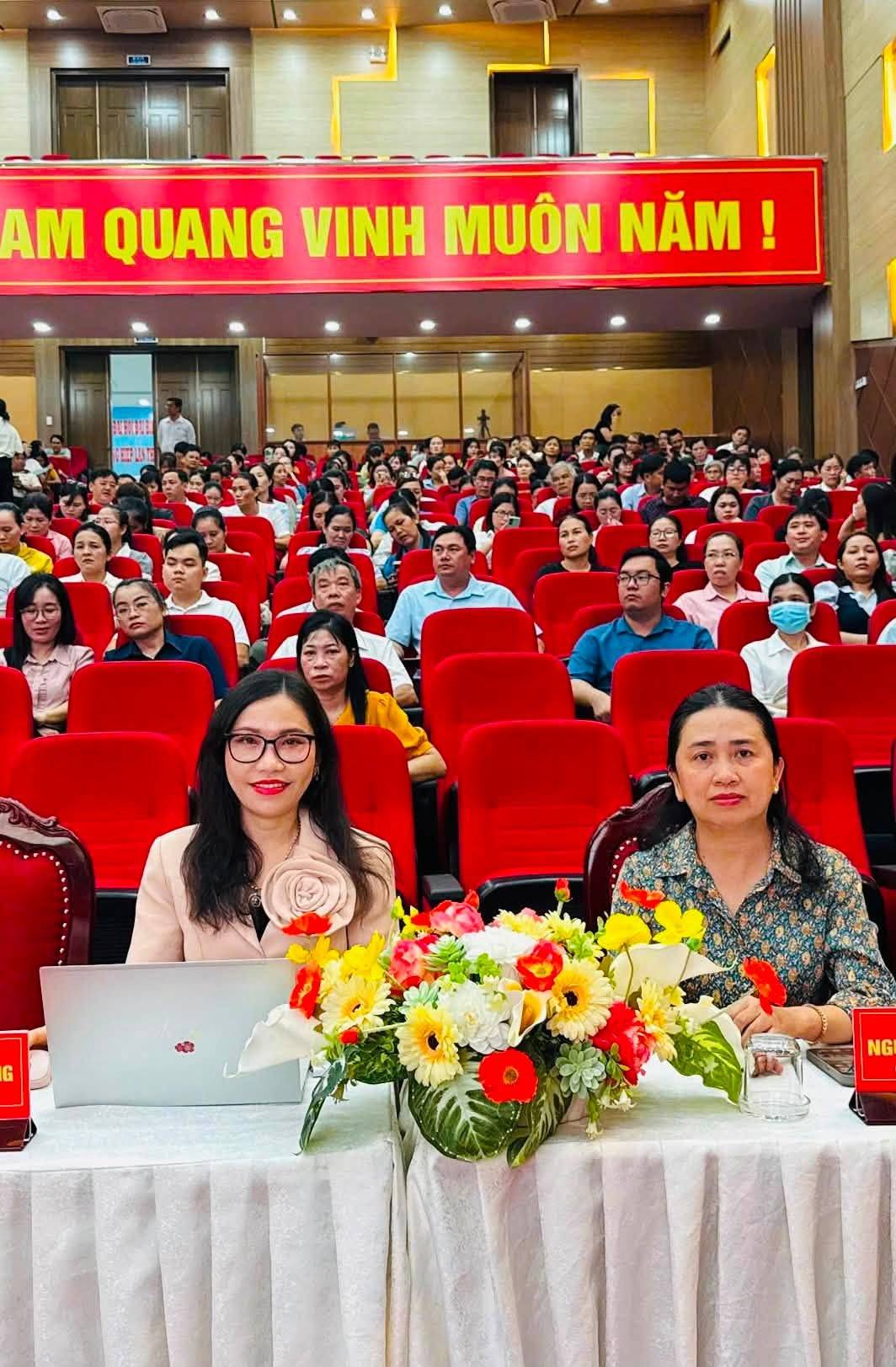 Có thể là hình ảnh về một hoặc nhiều người, hoa và văn bản cho biết 'AM QUANG VINH MUÔN NĂM ! ほ山は G NG'
