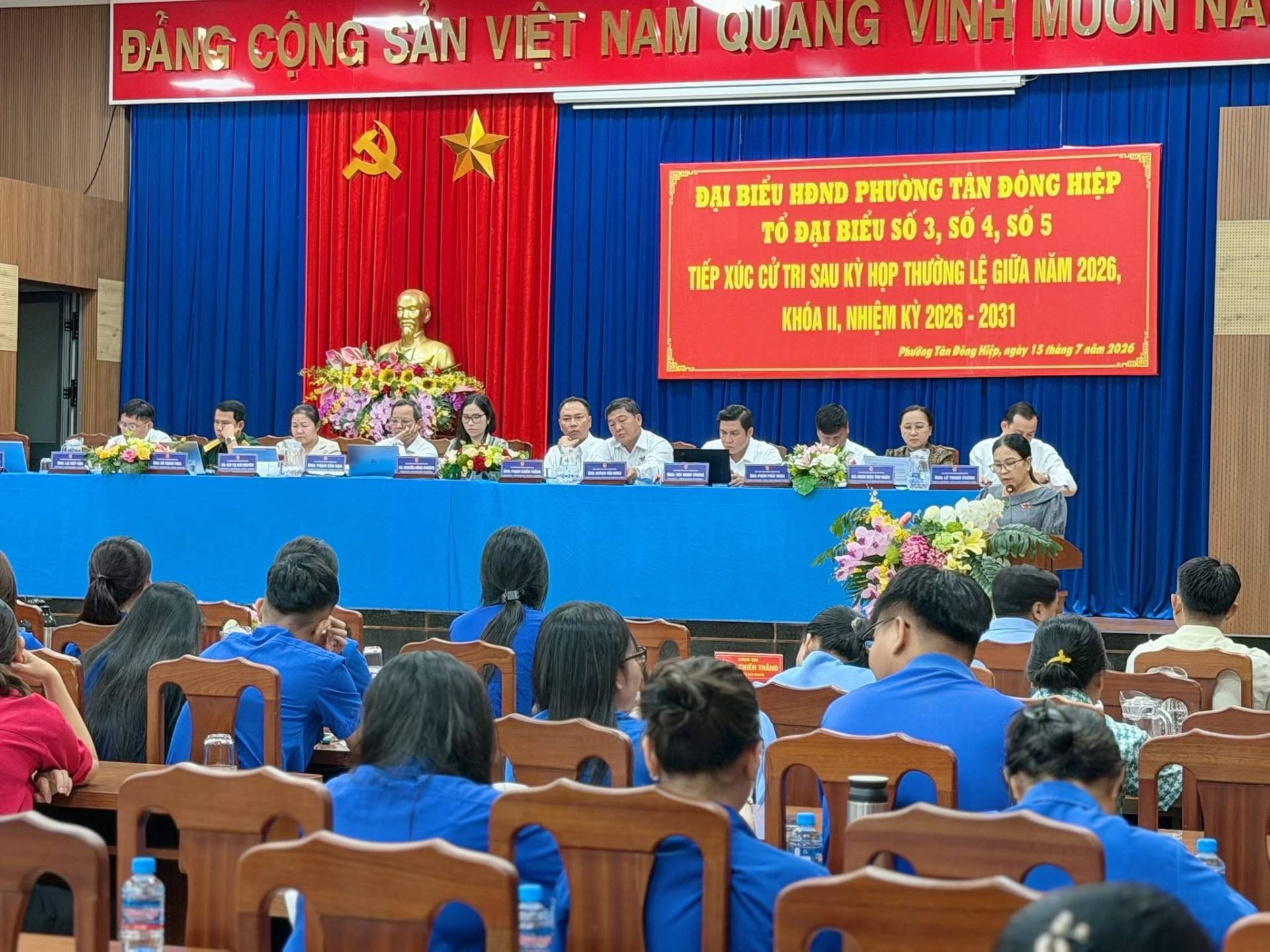 Có thể là hình ảnh về một hoặc nhiều người, cái bục và văn bản cho biết 'ĐANG CỘNG SAN VIỆT NAM QUANG VINH MOON NA ĐẠI Βιέυ HDND PHƯỜNG TÂN ĐỒNG HIỆP TỔ ĐẠI Βιέυ SỐ 3, ,S SỐ 4, SỐ 5 TIẾP XÚC SAU HỌP THƯỜNGL غما GIỮA NĂM 2026, KHÓA , NHIỆM κή 2026 2031 Phulng Ding Hija wwdy tháng መወስ สถัด 2026 e Aek ='