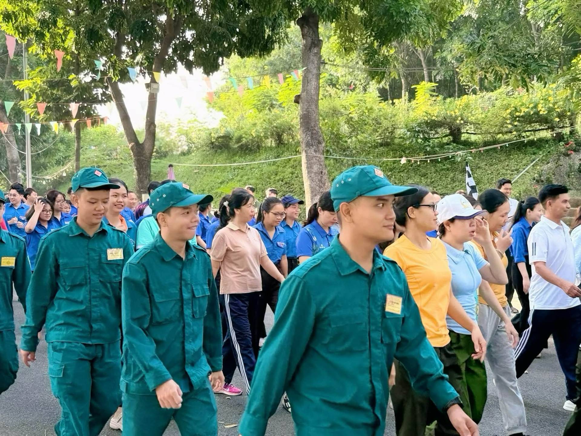 Có thể là hình ảnh về một hoặc nhiều người và cây