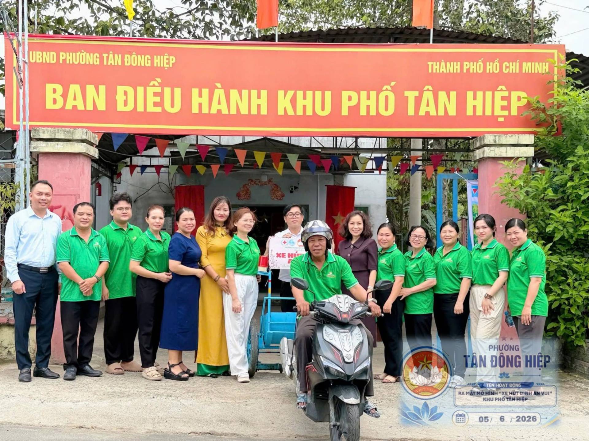 Có thể là hình ảnh về một hoặc nhiều người và văn bản cho biết 'UBND PHƯỜNG TÂN ĐÔNG HIỆP THÀNH PHỐ Hό CHÍ MINH BAN ĐIỀU HÀNH KHU PHỐ TÂN HIỆP PHƯỜNG TÂNĐÔNGHIỆ TÂN ĐÔNG HIỆP HDAT DÔNG RA HOHИOTHTOmH" KHu นเือ 041 mйTHO NYTHN HÜTDINA ม" นน่รม E: 05/ 05/6./2026 6 2026'