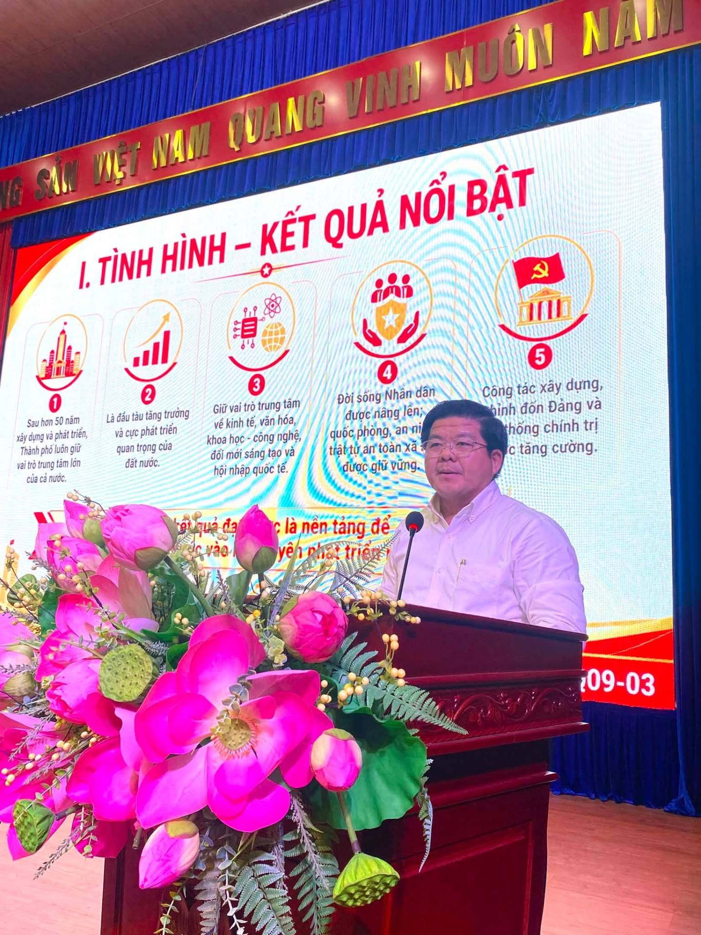 Có thể là hình ảnh về hoa, cái bục và văn bản