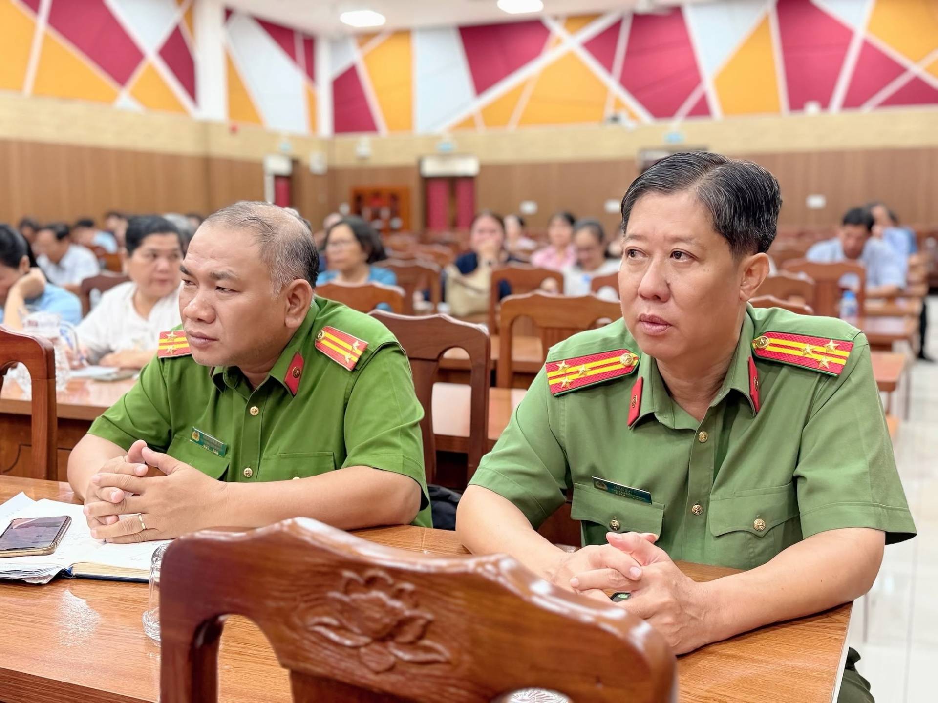 Có thể là hình ảnh về một hoặc nhiều người và văn bản