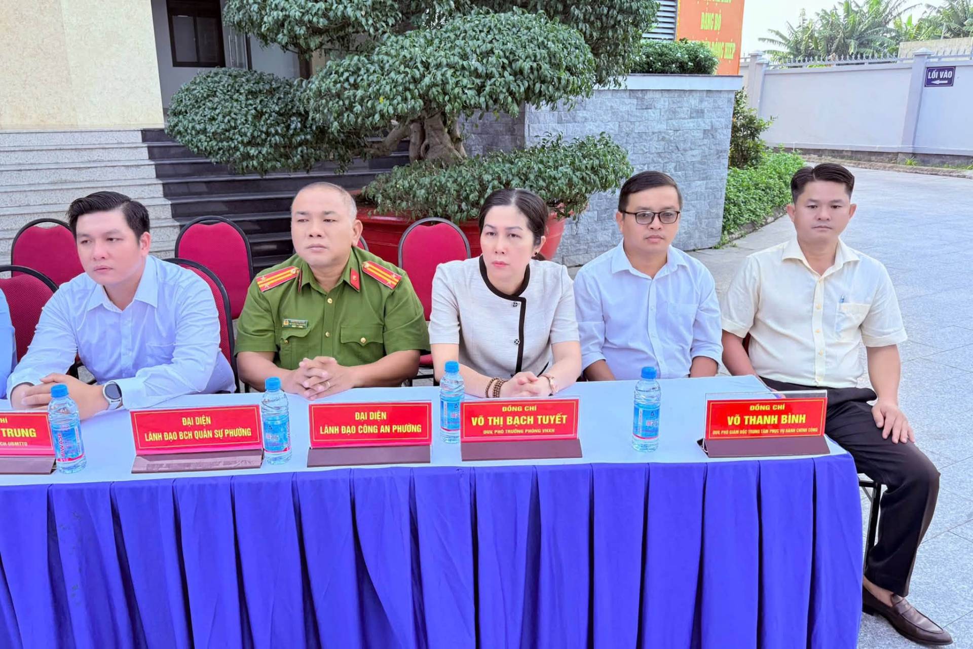 Có thể là hình ảnh về một hoặc nhiều người và văn bản