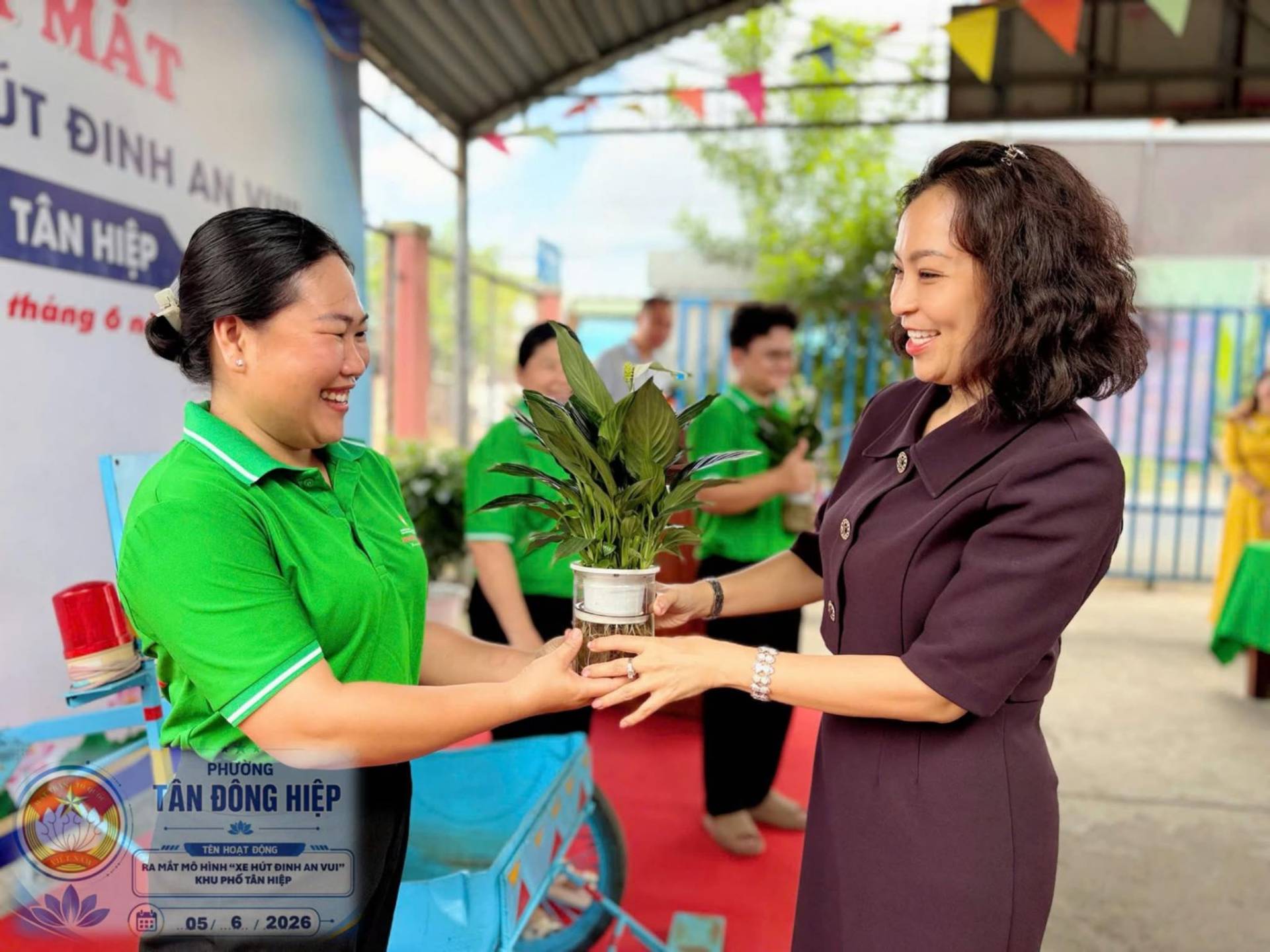 Có thể là hình ảnh về một hoặc nhiều người, cây và văn bản