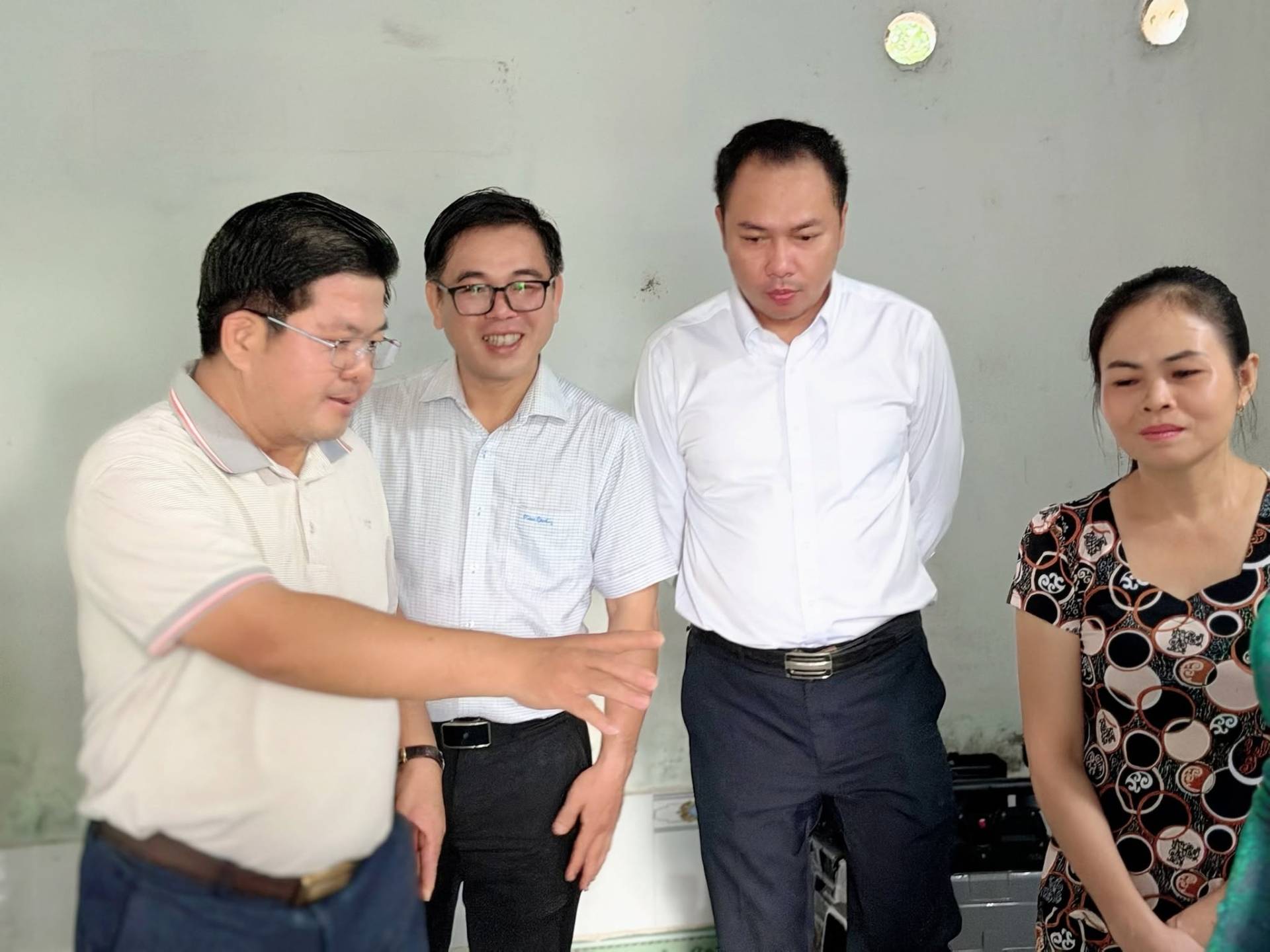 Có thể là hình ảnh về một hoặc nhiều người