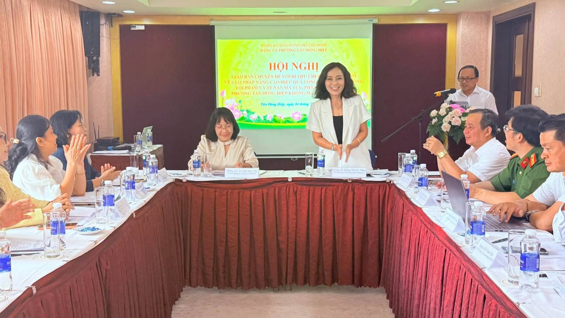 Có thể là hình ảnh về một hoặc nhiều người, mọi người đang học, bàn và văn bản