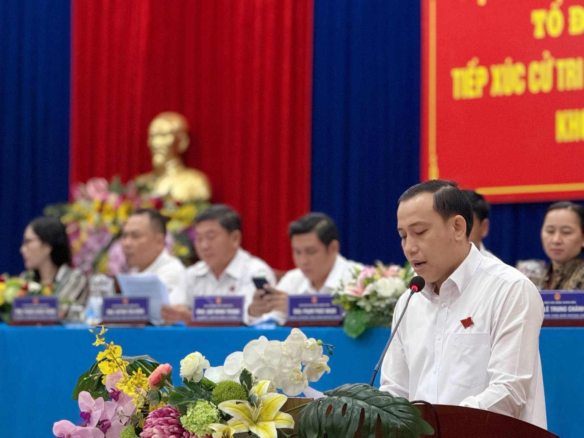 Có thể là hình ảnh về cái bục và văn bản