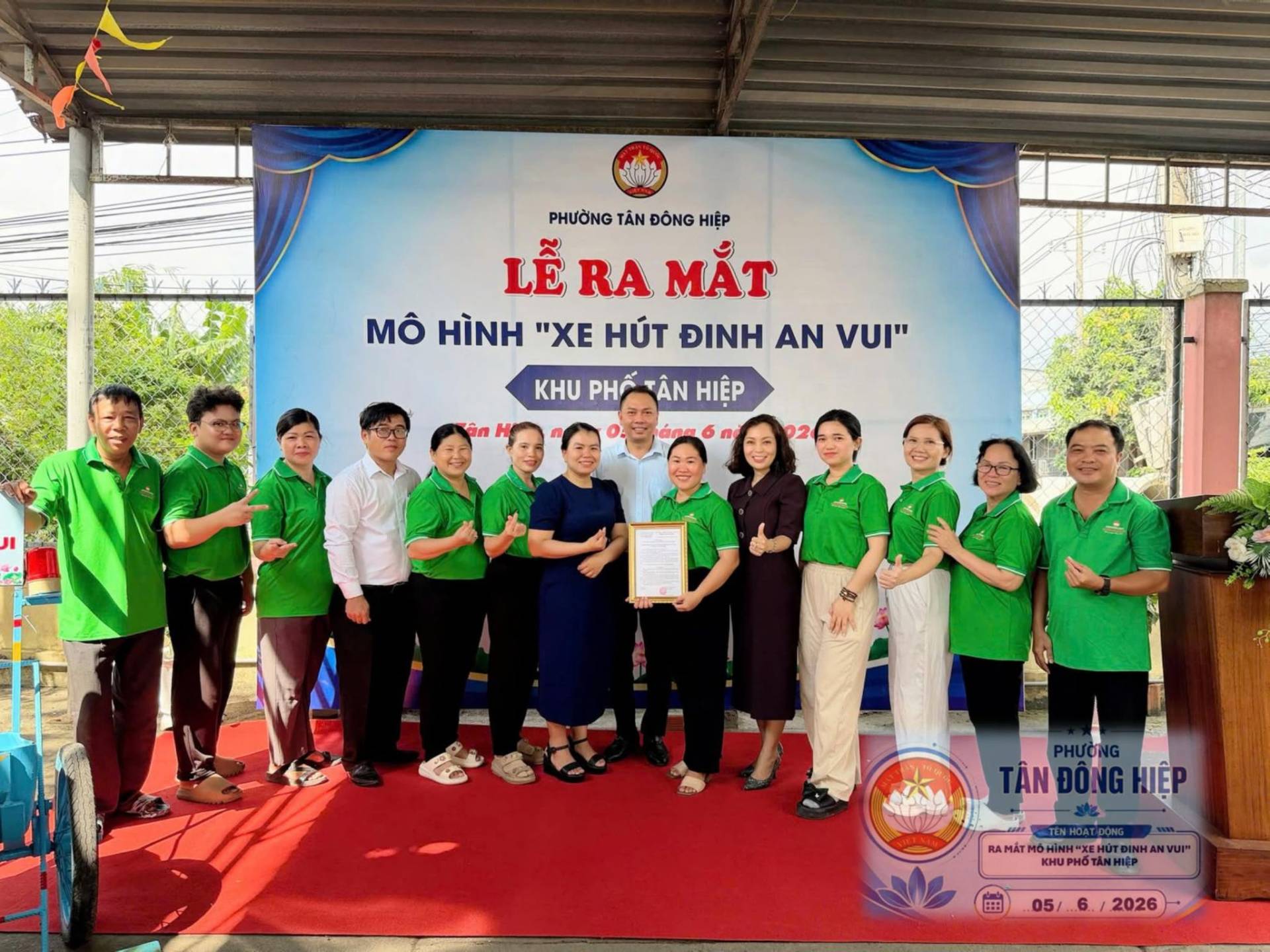 Có thể là hình ảnh về một hoặc nhiều người và văn bản cho biết '七沙 PHƯỜNG TÂN ĐÔNG HIỆP LỄRAMẮT LỄ RA MẶT MÔ HÌNH "XE HÚT ĐINH AN VUI" KHU PHỐ ÂN HIỆP TÂNĐÔNGHIỆP TÂN RA MẶT ẤTM HINH"XE xeHuT HÓHINH*XEHÜTDIMI RANİTHONINHW-ZENUTONW.MVU HÚTDINHAN H ANV KHиpH6 PИ6TΆиH 05/ 05/6./2026 2026'