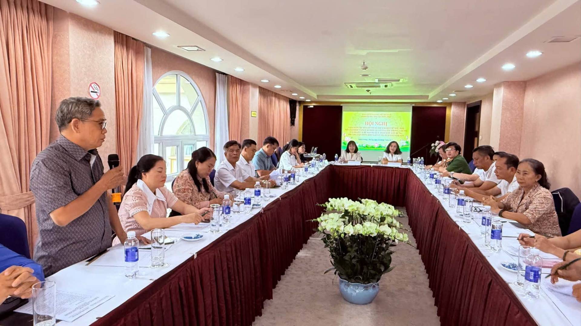 Có thể là hình ảnh về một hoặc nhiều người, bàn, cái bục và văn bản