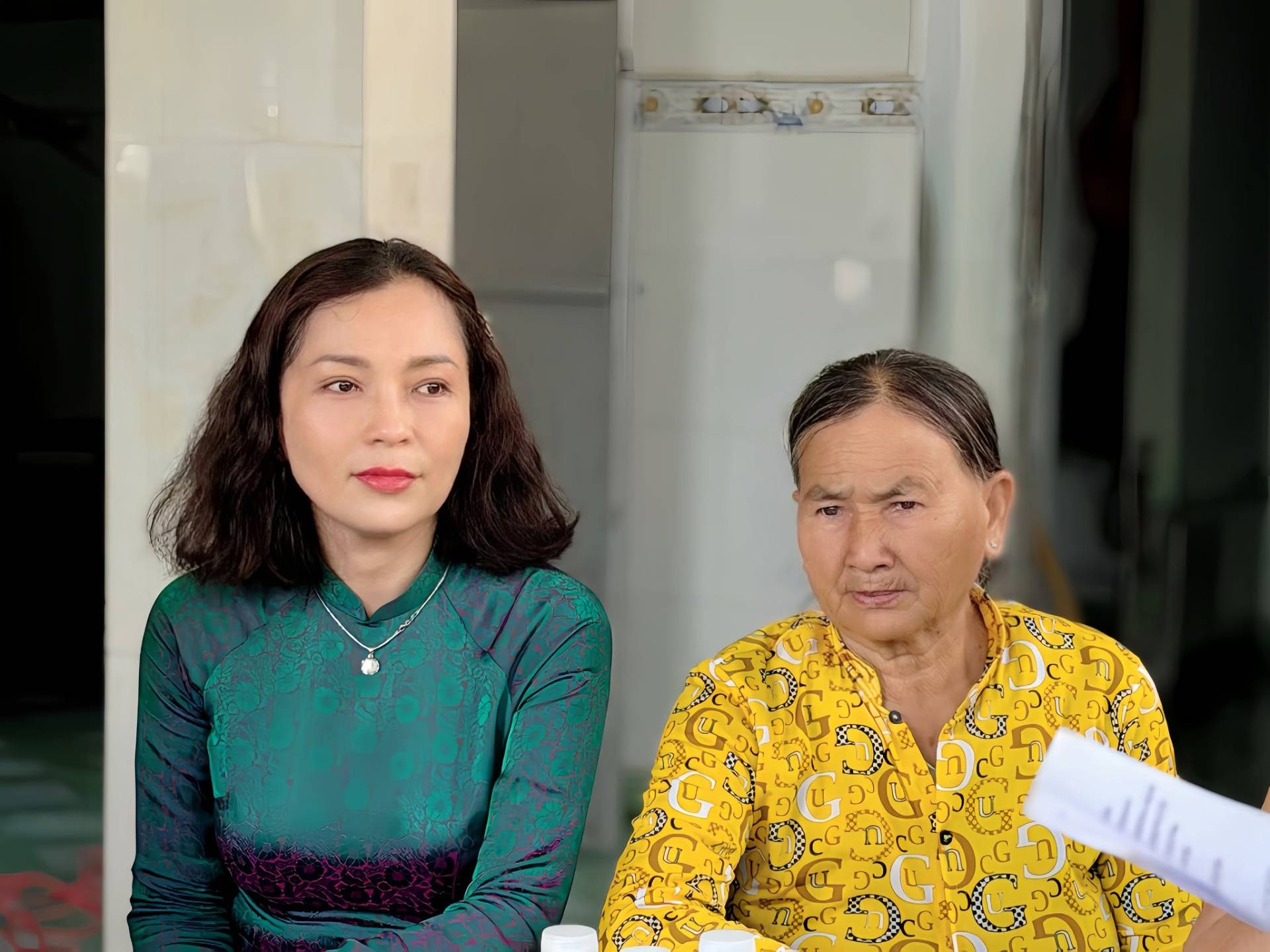 Có thể là hình ảnh về một hoặc nhiều người và văn bản