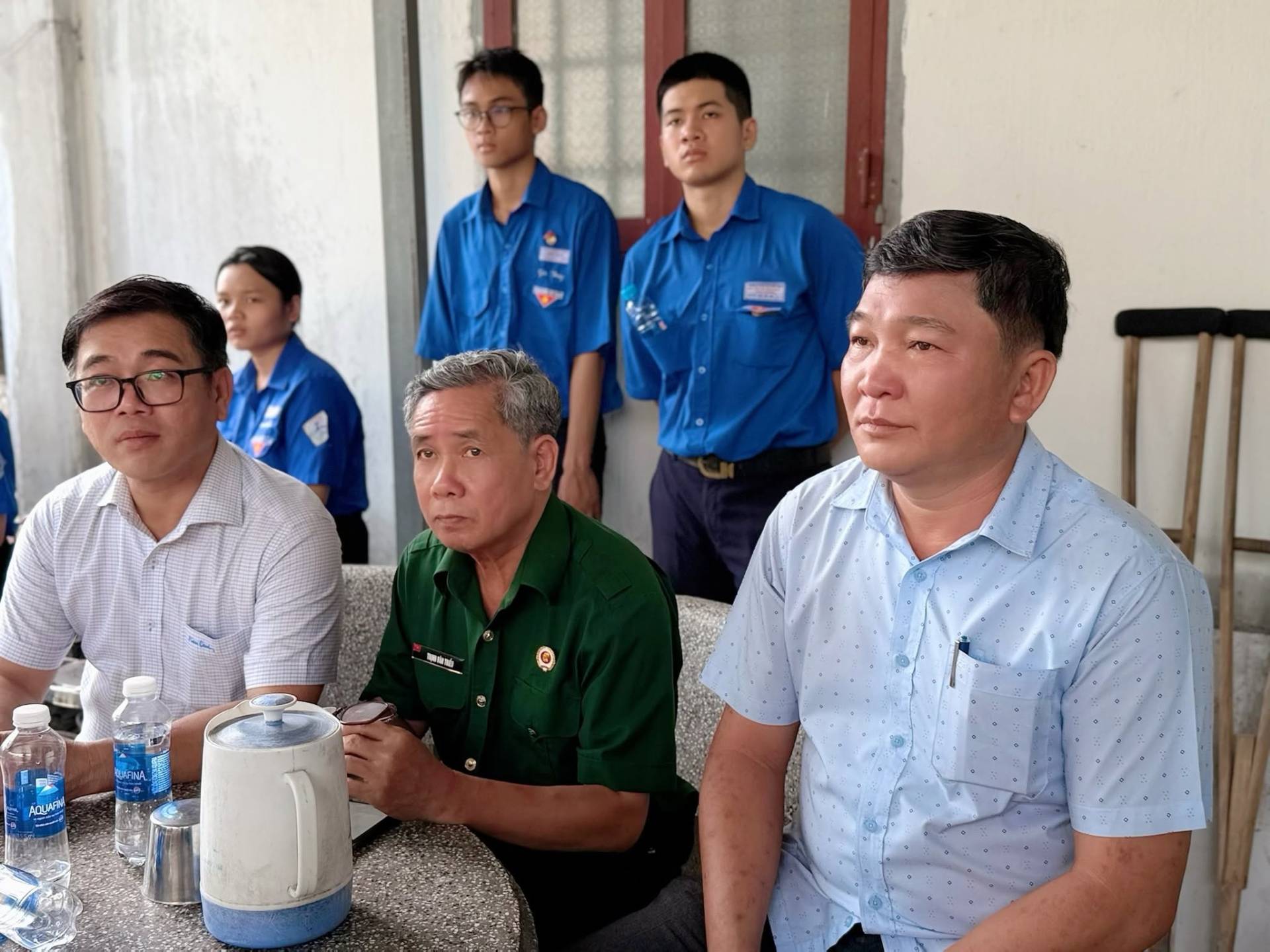 Có thể là hình ảnh về một hoặc nhiều người và văn bản