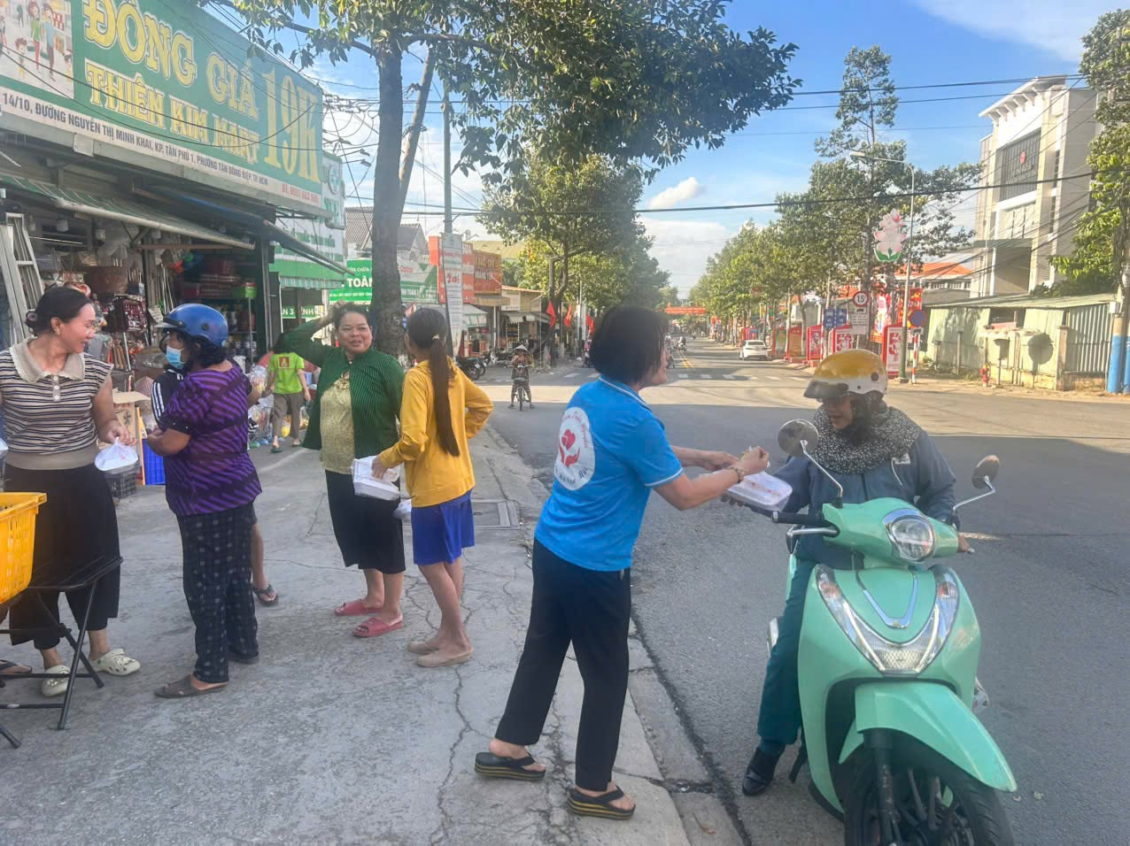 C&oacute; thể l&agrave; h&igrave;nh ảnh về một hoặc nhiều người, xe scooter, xe m&ocirc;t&ocirc;, đường phố v&agrave; văn bản