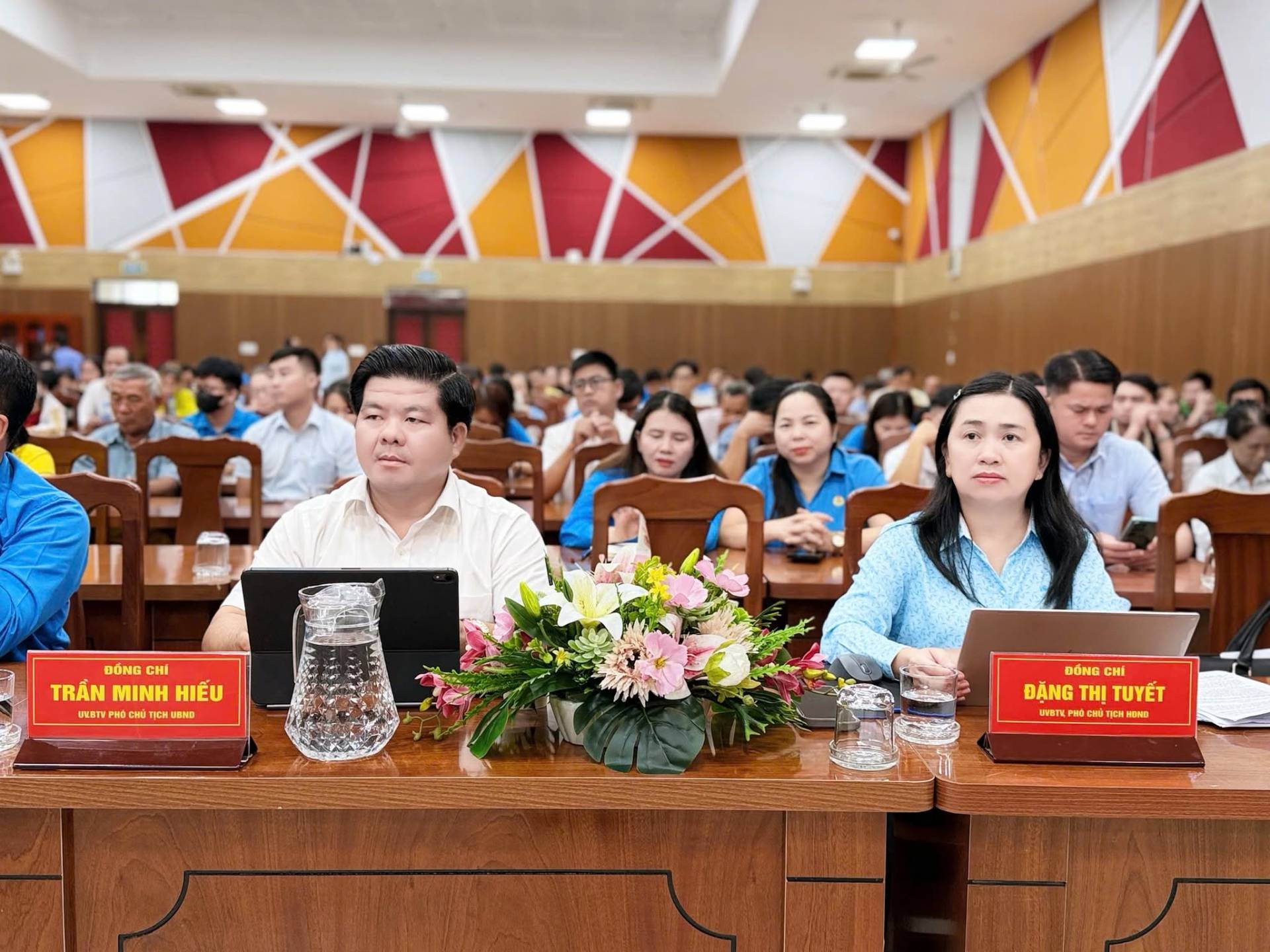 Có thể là hình ảnh về một hoặc nhiều người, cái bục và văn bản cho biết 'BỒNG CHÍ TRẮN ÁNMINHHIEU MINH HIỂU ι WNRTY PHO e የዘሰ HET nC c CH USND UBNG ĐỒNG CHỈ ĐẶNGTHỊTUYẾT ANTE ĐĂNG THI TUYẾT ΡύH អប់ចប់លា 0 U지 म TIGH DMI'