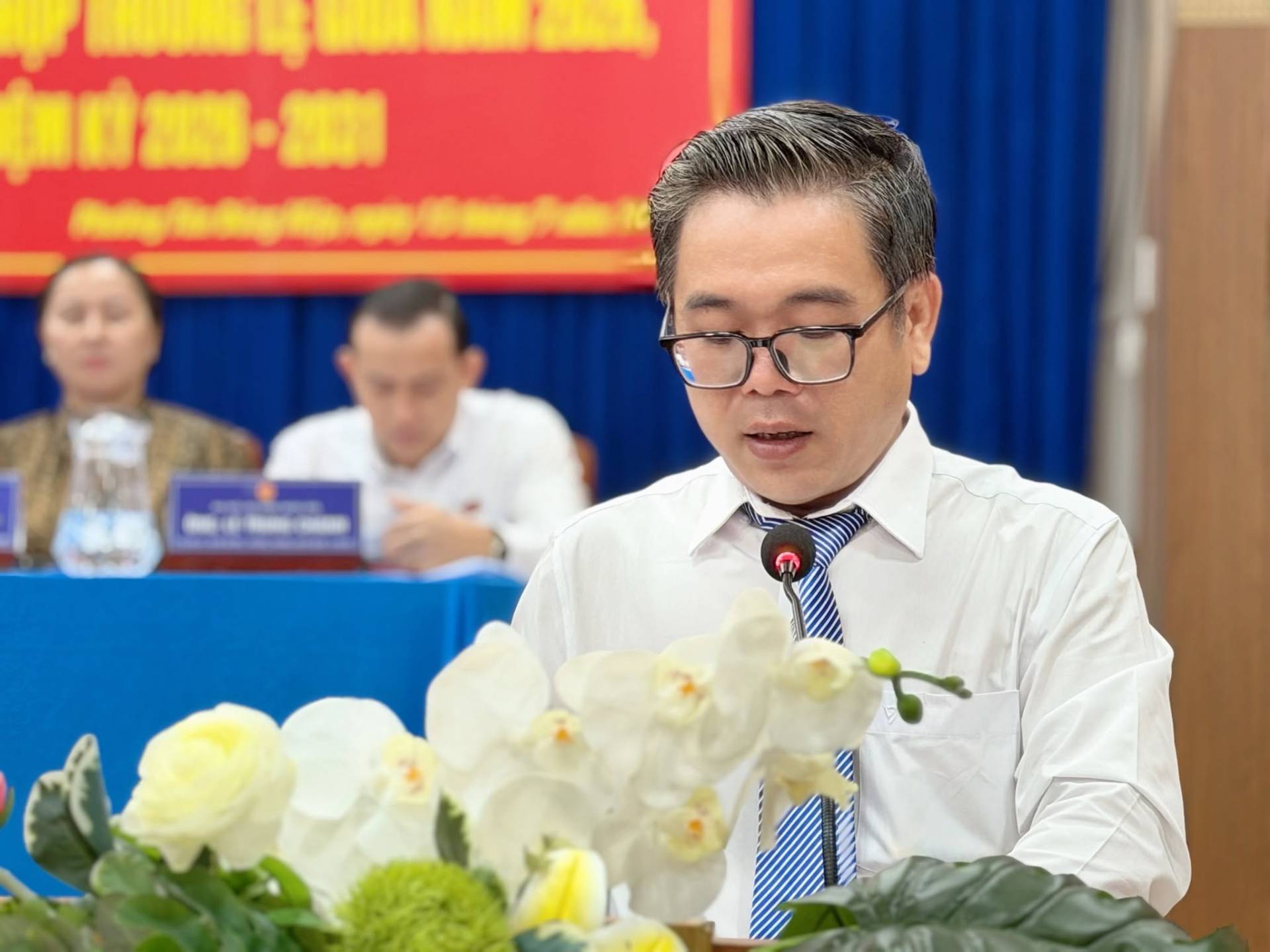 Có thể là hình ảnh về cái bục và văn bản