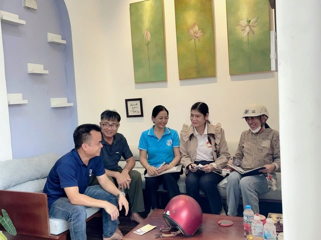 Có thể là hình ảnh về một hoặc nhiều người và văn bản
