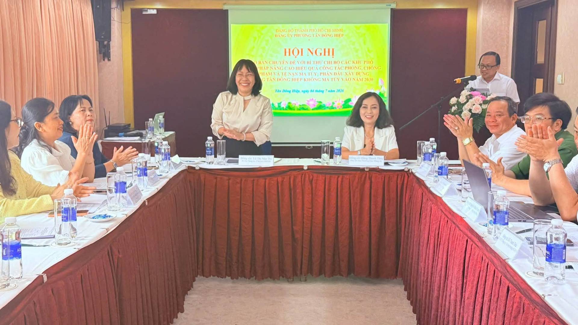 Có thể là hình ảnh về một hoặc nhiều người, mọi người đang học, bàn và văn bản