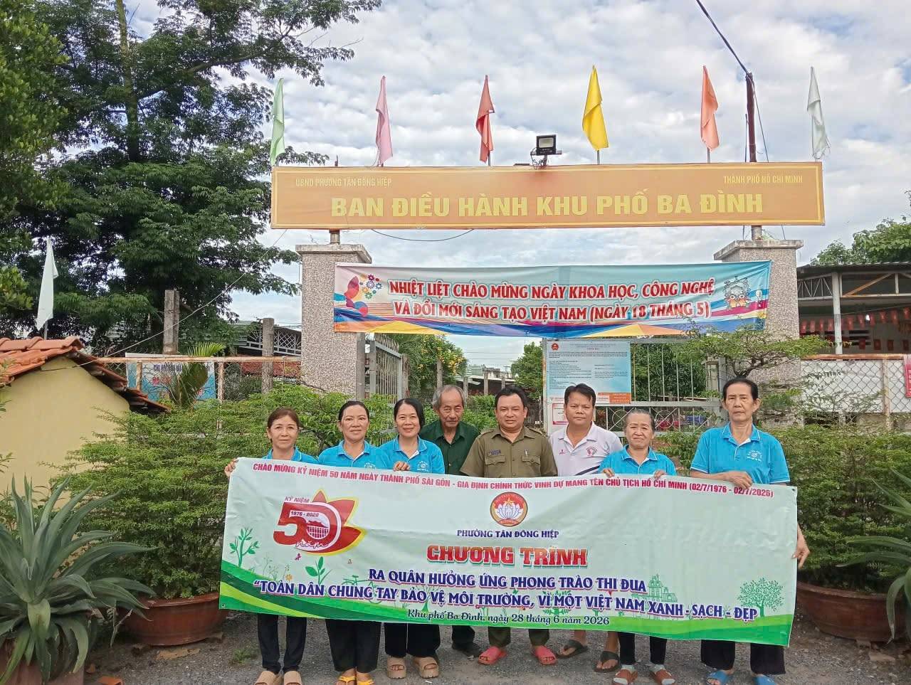 Có thể là hình ảnh về một hoặc nhiều người và văn bản