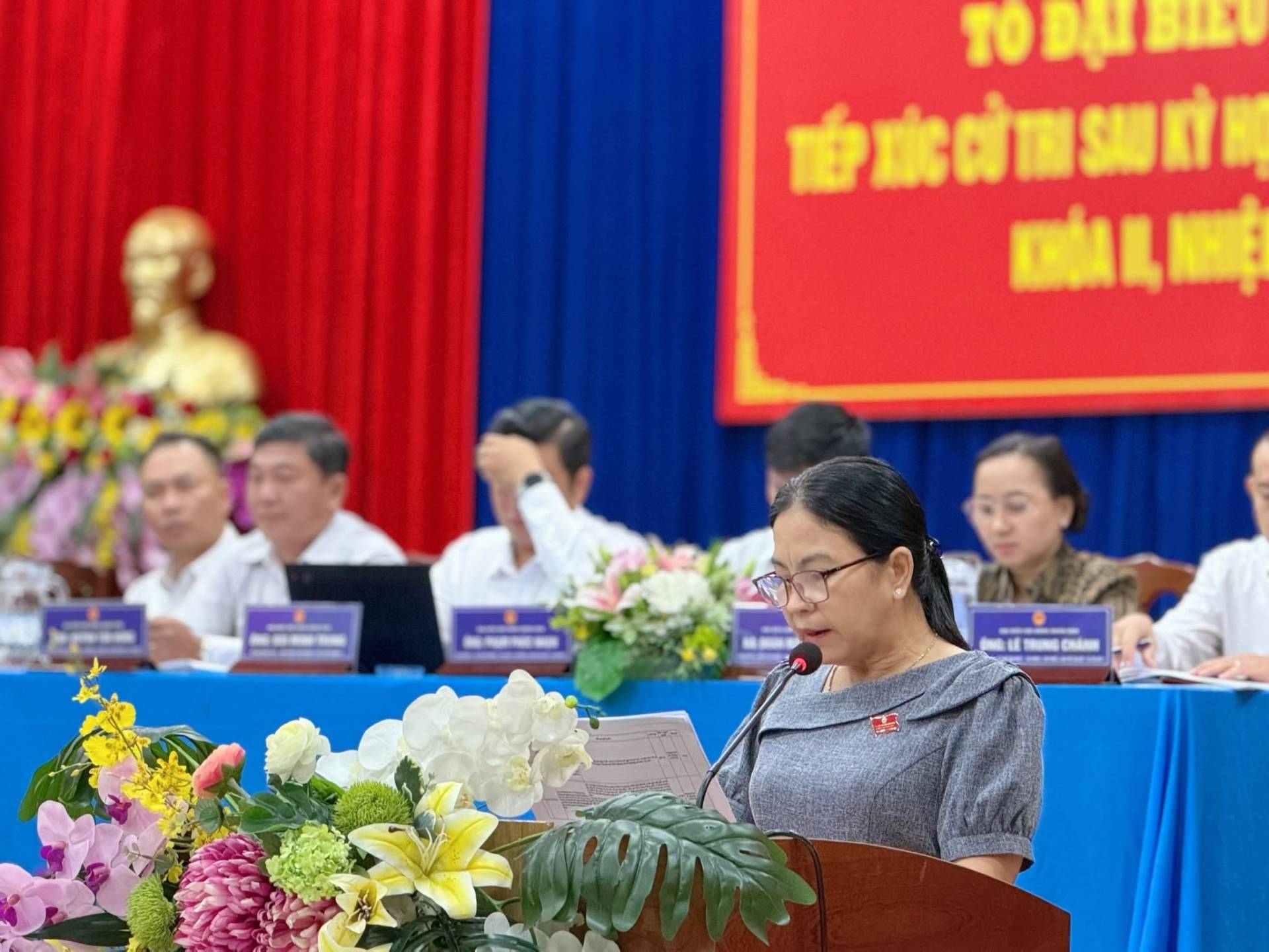 Có thể là hình ảnh về cái bục và văn bản